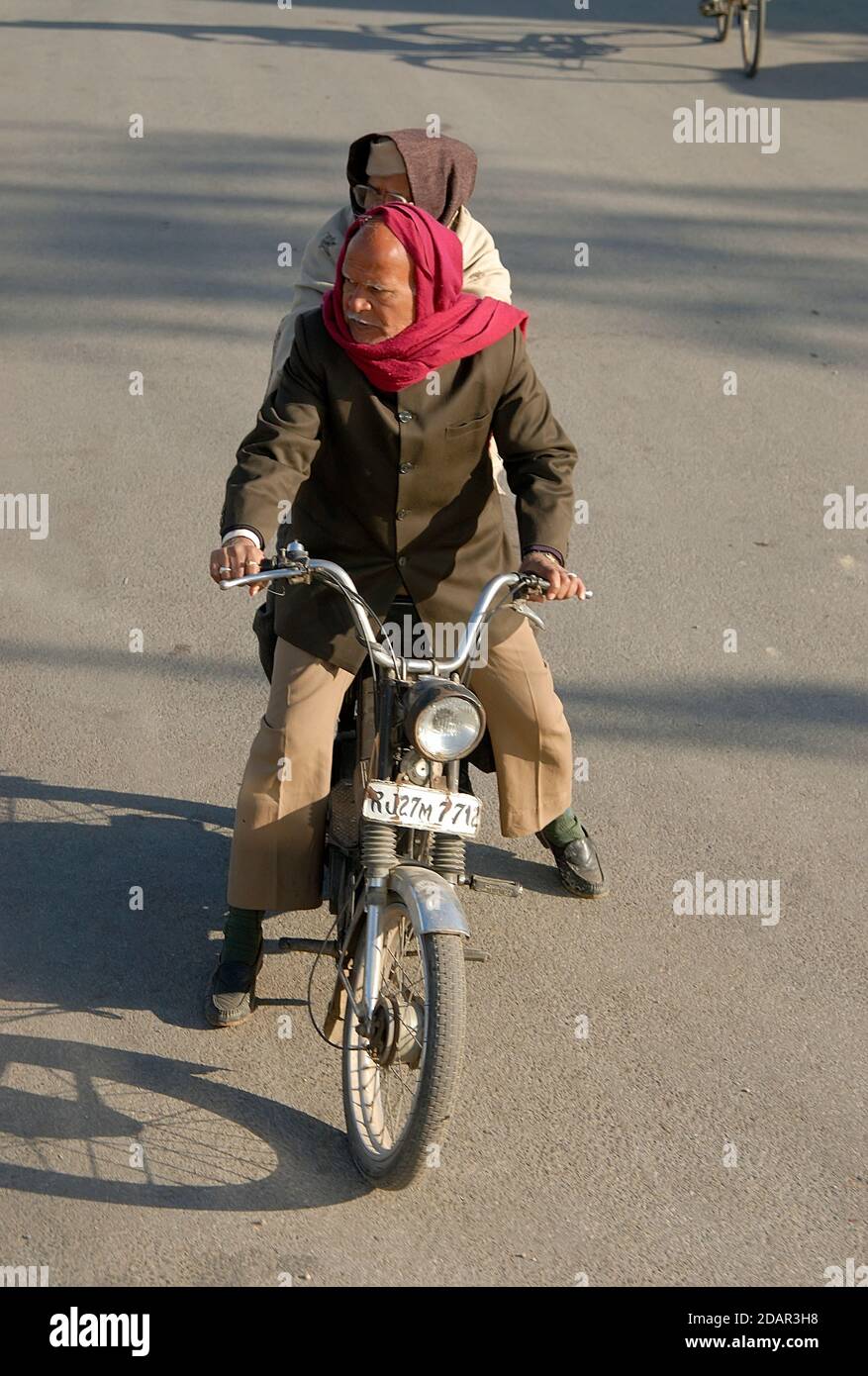 Paar fahren ein kleines Motorrad, Udaipur, Rajasthan, Indien. Stockfoto