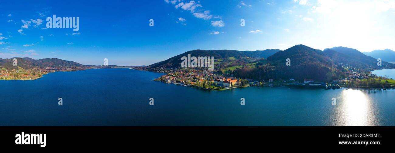 Panoramablick Tegernsee, Dorf Tegernsee und Kloster Tegernsee, Oberbayern, Bayern, Deutschland Stockfoto