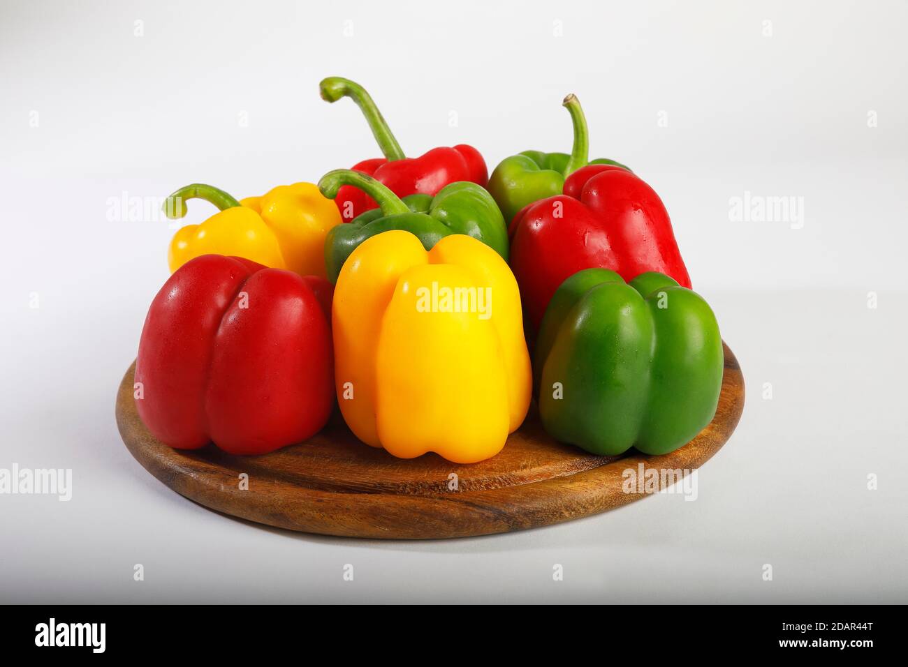 Rote, gelbe und grüne Paprika (Capsicum annuum), Gemüse, Studioaufnahme, Deutschland Stockfoto