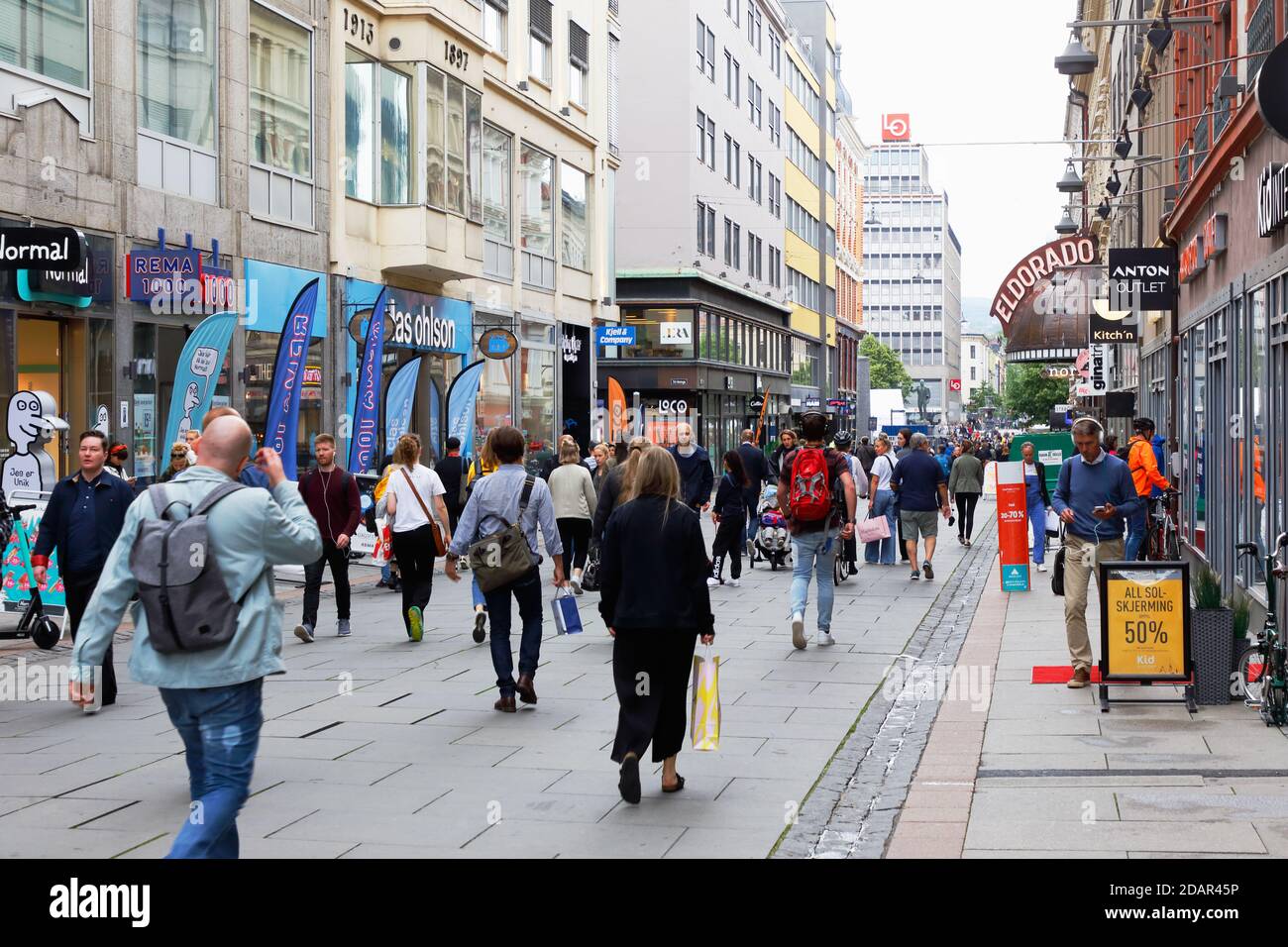 Oslo, Norwegen - 20. Juni 2019: Menschen in der Torggata Einkaufsstraße in der Innenstadt von Oslo. Stockfoto