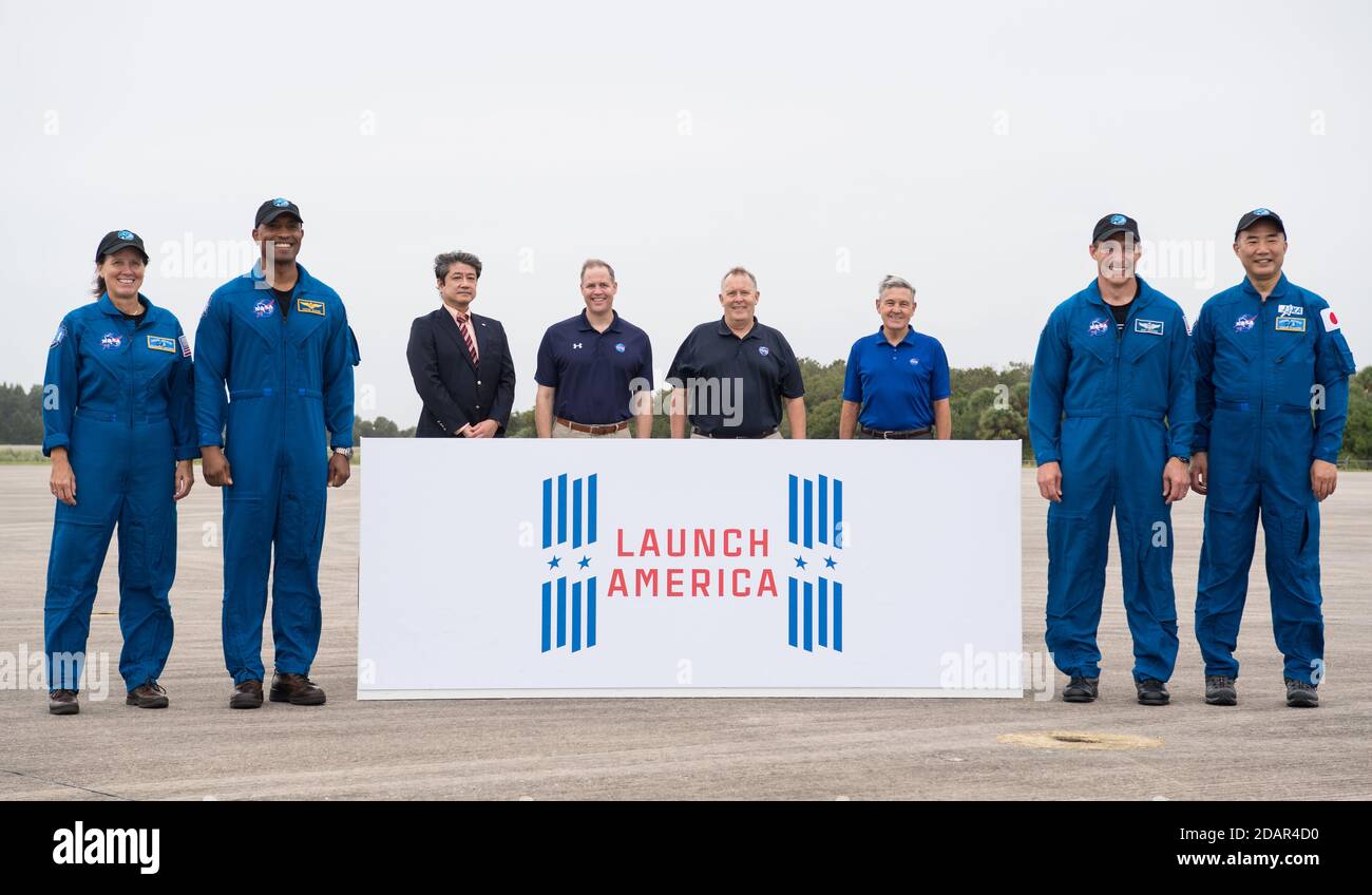 NASA-Astronauten und NASA-Personal posieren an der Start- und Landeeinrichtung für die Commercial Crew One Mission im Kennedy Space Center 8. November 2020 in Cape Canaveral, Florida. Von links nach rechts stehen: NASA-Astronaut Shannon Walker, Victor Glover JAXA Space Station Manager Junichi Sakai, NASA-Administrator Jim Bridenstine, NASA-Deputy Administrator Jim Morhard, Kennedy Space Center Director Bob Cabana, NASA-Astronaut Mike Hopkins und JAXA-Astronaut Soichi Noguchi. Stockfoto