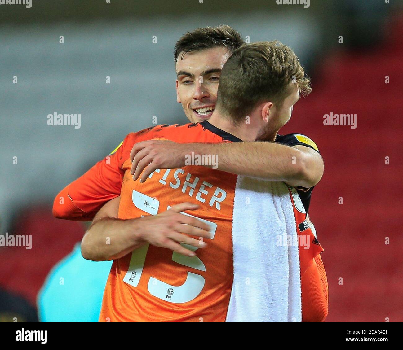 Andy Fisher #13 von Milton Keynes Dons und Warren O'Hora #15 von Milton Keynes Dons feiern ihren Sieg nach dem Schlusspfiff Stockfoto