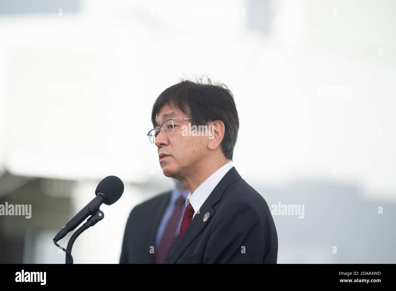 Hiroshi Sasaki, Vice President und Director General der Japan Aerospace Exploration Agency Human Spaceflight Technology Directorate, spricht vor dem Start von Crew-1 im Kennedy Space Center am 13. November 2020 in Cape Canaveral, Florida, mit Medienvertretern. Stockfoto