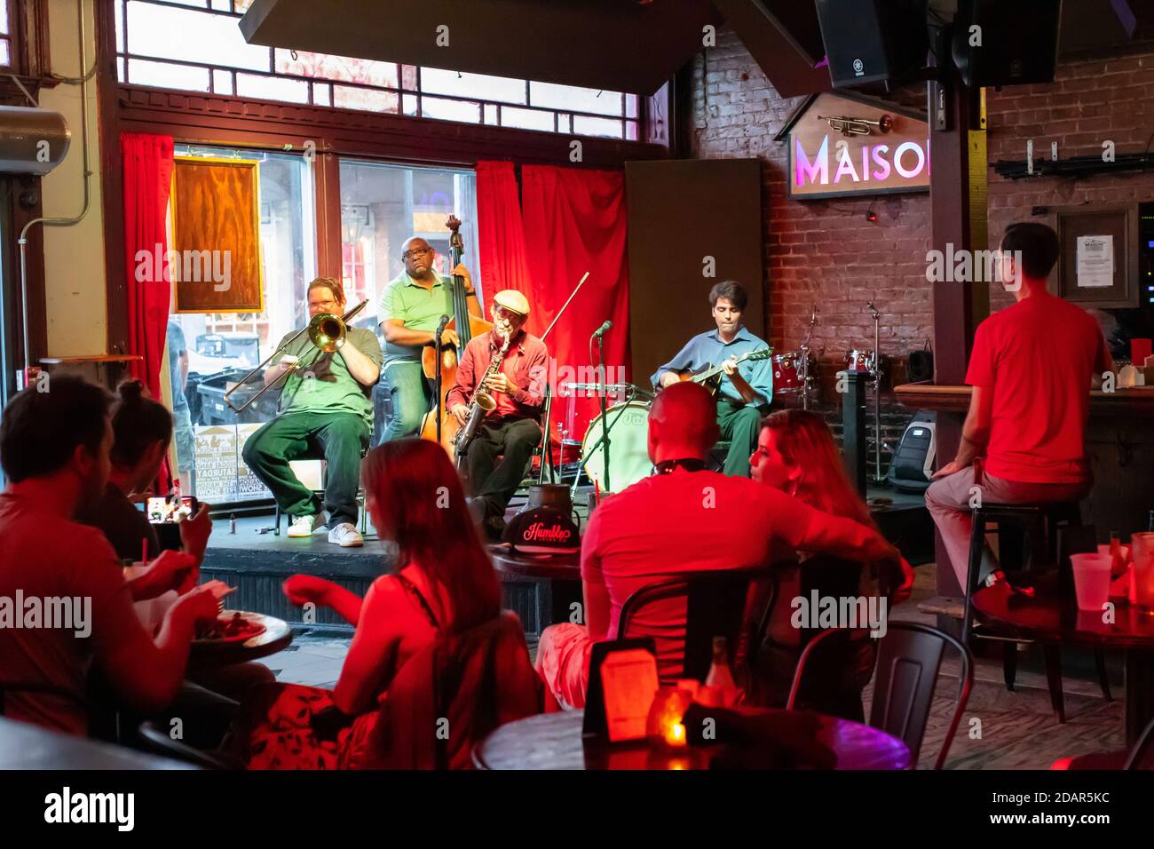 Jazzband, die in der Maison Jazz Bar in der Bourbon Street auftrat In New Orleans Louisiana Stockfoto