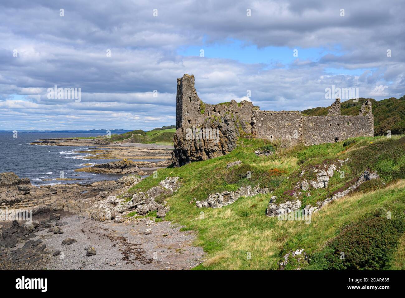 Die Ruinen von Dunure Castle am Firth of Clyde, Girvan, South Ayrshire, Schottland, Vereinigtes Königreich Stockfoto