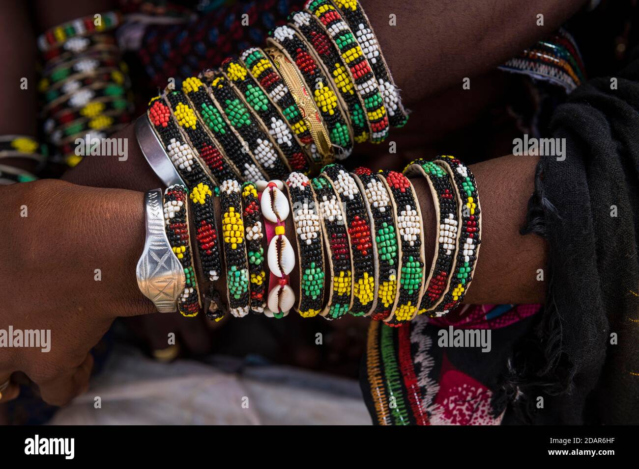 Nahaufnahme der Armbänder, Gerewol Festival, Balz Ritual Wettbewerb unter den Woodaabe Fula Menschen, Niger Stockfoto