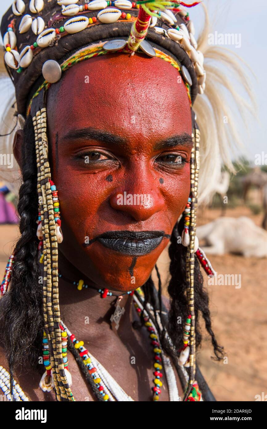 Wodaabe-Bororo Mann mit Gesicht gemalt auf dem jährlichen Gerewol Festival, Balz rituellen Wettbewerb unter der Fulani ethnischen Gruppe, Niger Stockfoto