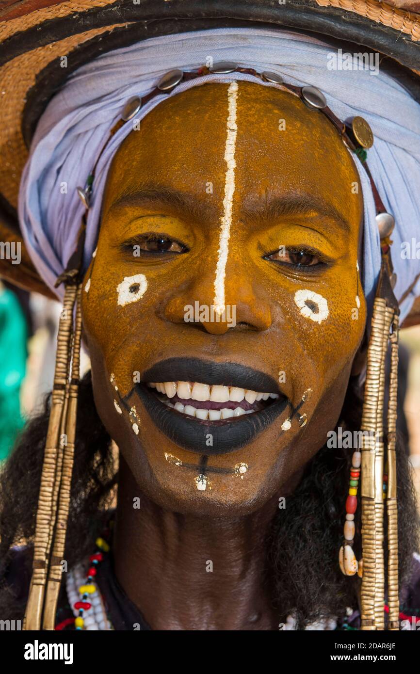Wodaabe-Bororo Mann mit Gesichtern gemalt auf dem jährlichen Gerewol Festival, Balz rituellen Wettbewerb unter der Fulani ethnischen Gruppe, Niger Stockfoto
