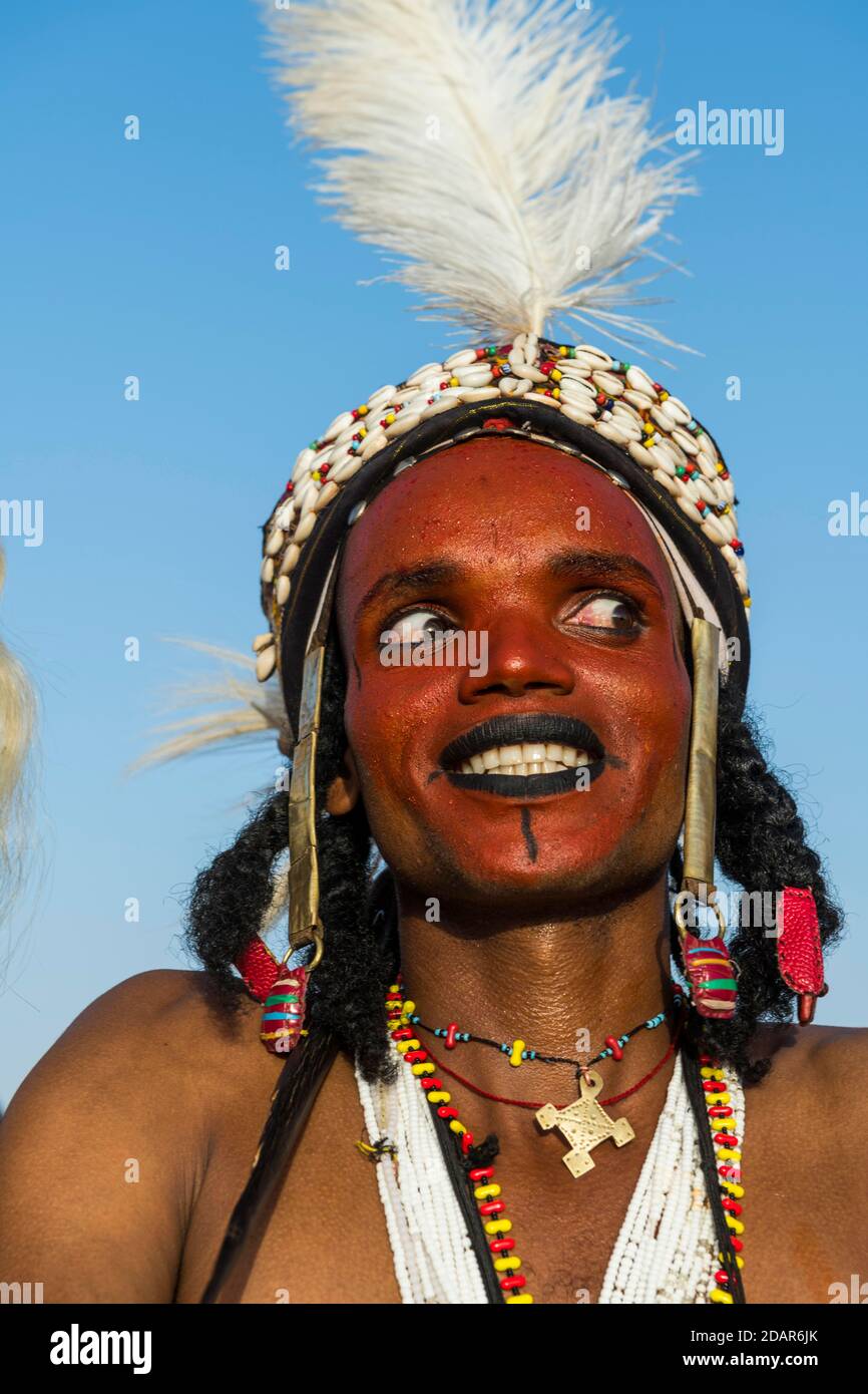 Wodaabe-Bororo Mann mit seinem Gesicht gemalt auf dem jährlichen Gerewol Festival, Balz rituellen Wettbewerb unter der Fulani ethnischen Gruppe, Niger Stockfoto