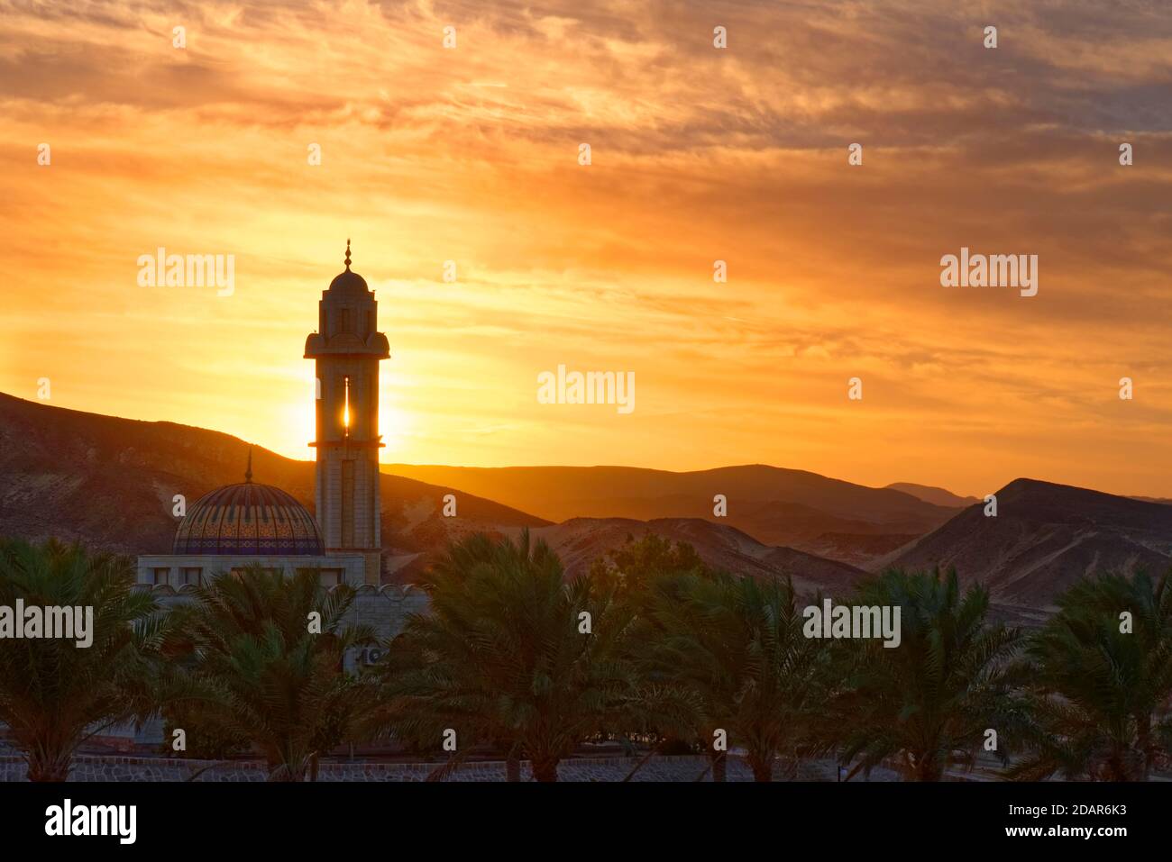 Moschee mit Palmen bei Sonnenuntergang im Malikia Resort Abu Dabbab, Hilton Nubian Resort, Al Qusair, Marsa Alam, Ägypten Stockfoto