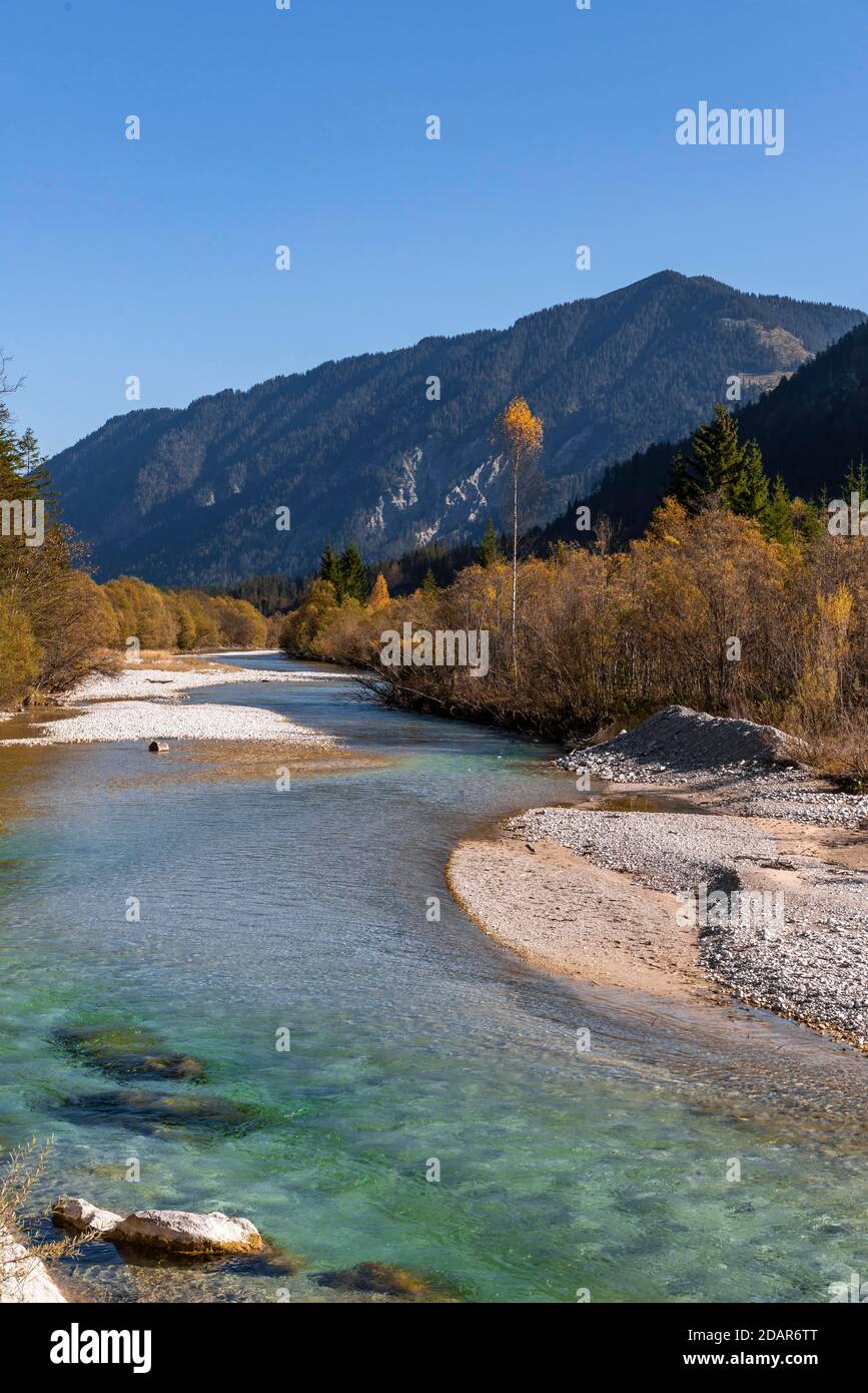Natürliches Flussbett der oberen Isar vor dem Sylvenstein Stausee, Wilde Flusslandschaft Isartal, Bayern, Deutschland Stockfoto