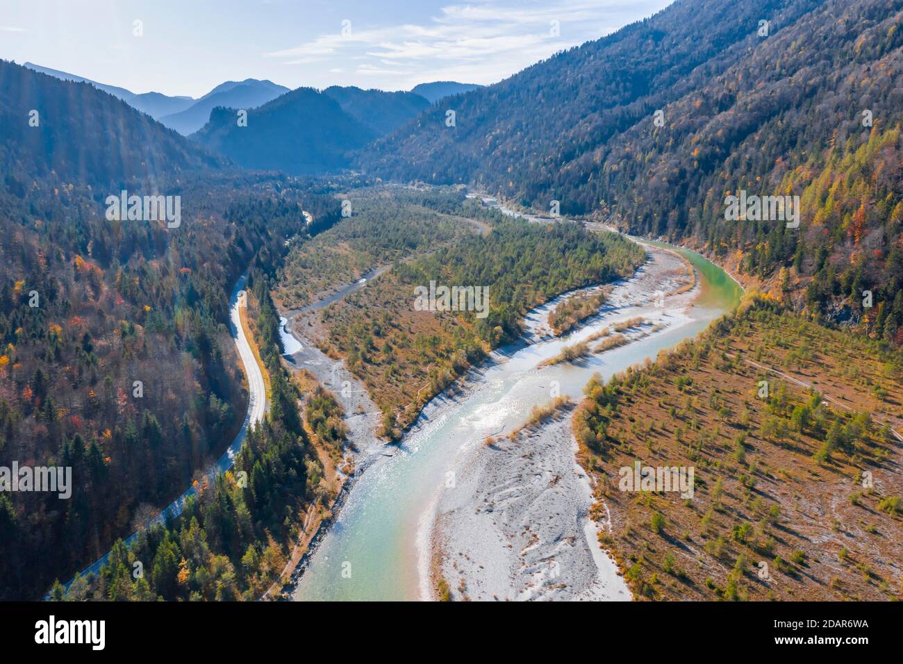 Luftaufnahme, natürliches Flussbett der Isar nach dem Sylvenstein Stausee, wilde Flusslandschaft Isartal, Bayern, Deutschland Stockfoto