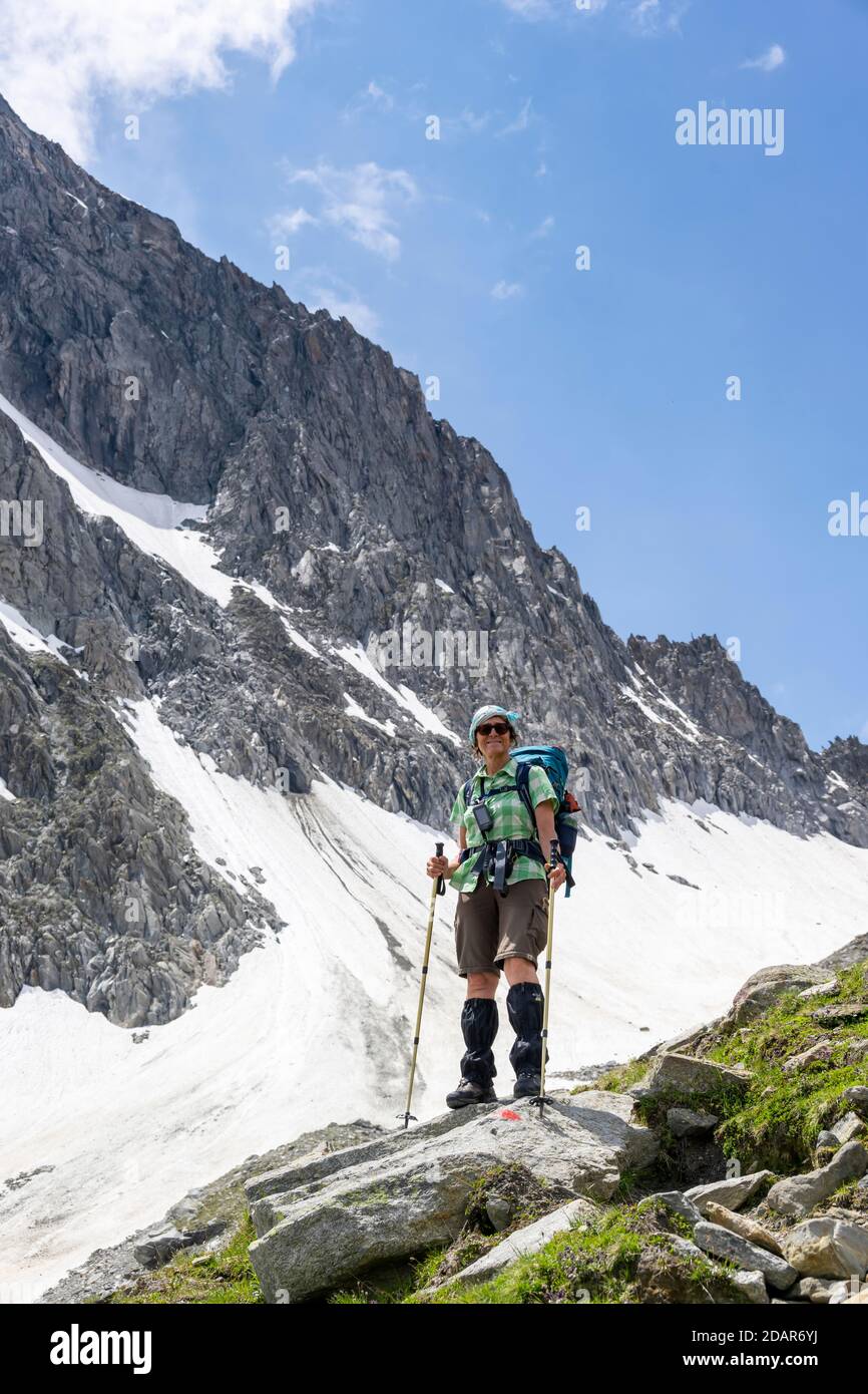 Wanderer auf dem Aufstieg zur Moerchnerscharte, Berliner Höhenweg, Zillertaler Alpen, Zillertal, Tirol, Österreich Stockfoto