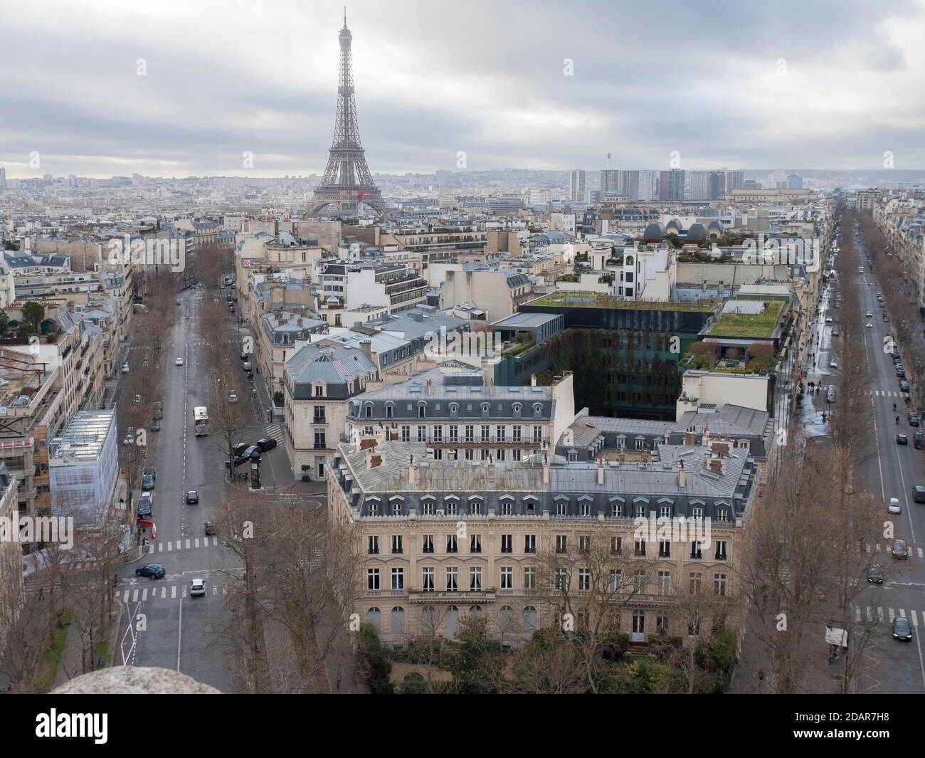 Blick auf den Arc de Triomphe de l'Etoile in Richtung Eiffelturm, Paris, Frankreich Stockfoto