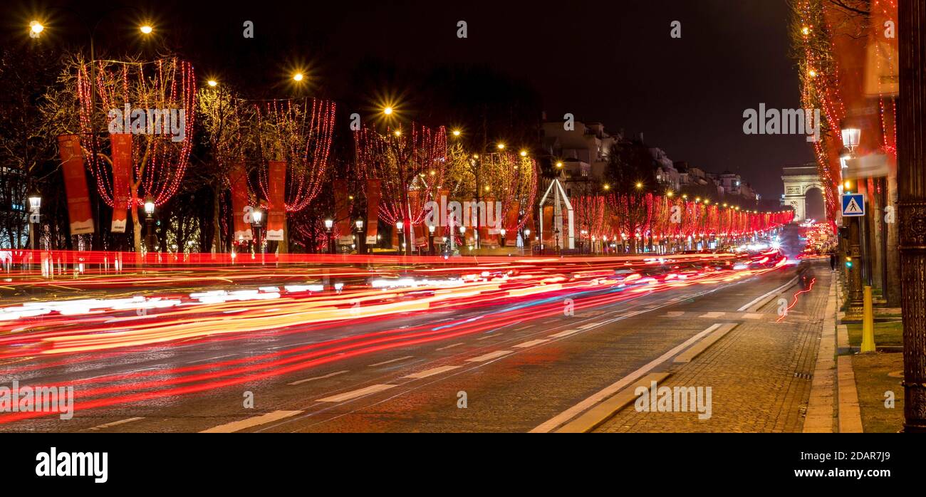Nachtaufnahme der weihnachtlichen Beleuchtung der Avenue des Champs-Elysees, Paris, Frankreich Stockfoto