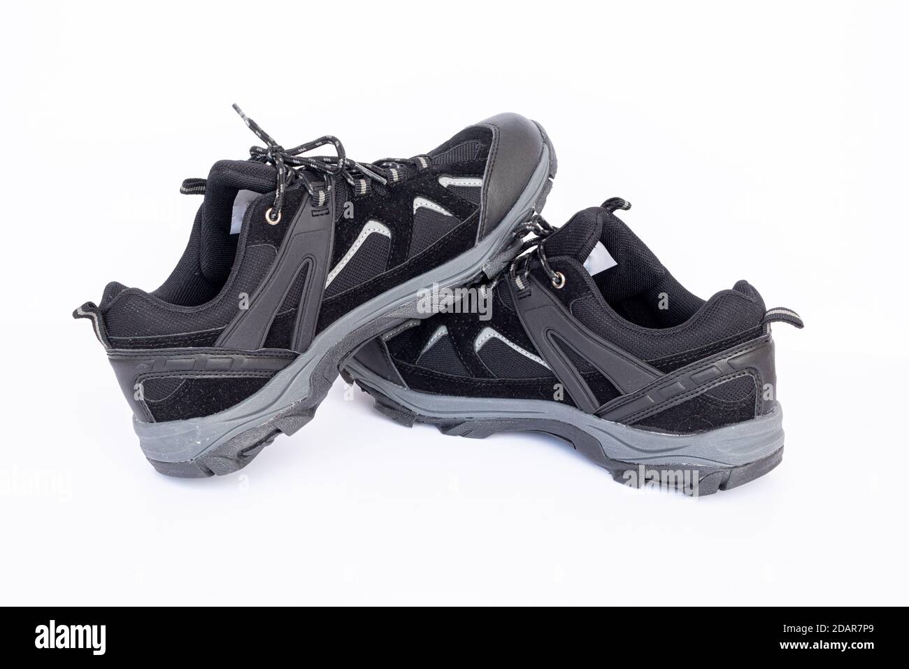 Wander- oder Outdoorschuhe schwarz mit grauen Highlights auf weiß Hintergrund Stockfoto