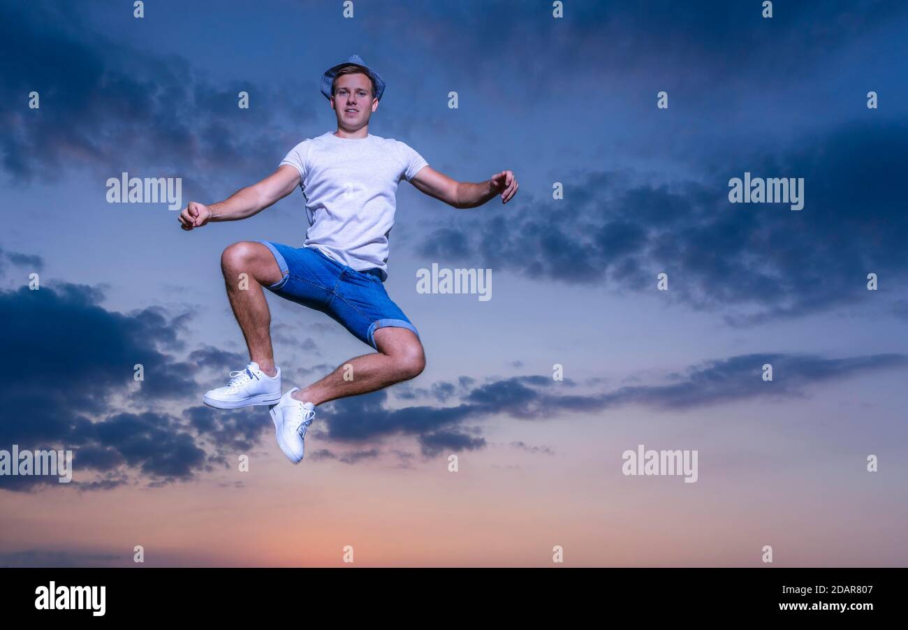 Mann springt, Sonnenuntergang, Deutschland Stockfoto