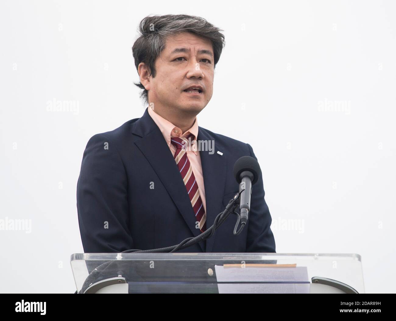 Junichi Sakai, Manager des International Space Station Program der Japan Aerospace Exploration Agency, spricht mit Medienvertretern während einer Pressekonferenz vor dem Start von Crew-1 im Kennedy Space Center am 13. November 2020 in Cape Canaveral, Florida. Stockfoto