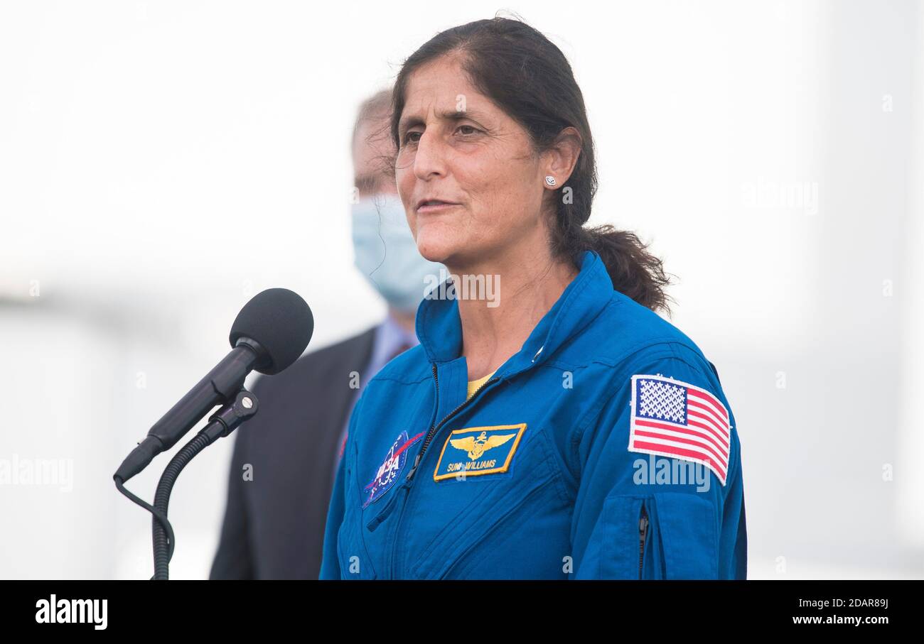 NASA-Backup-Astronaut Suni Williams spricht am 13. November 2020 im Kennedy Space Center in Cape Canaveral, Florida, mit Medienvertretern. Stockfoto