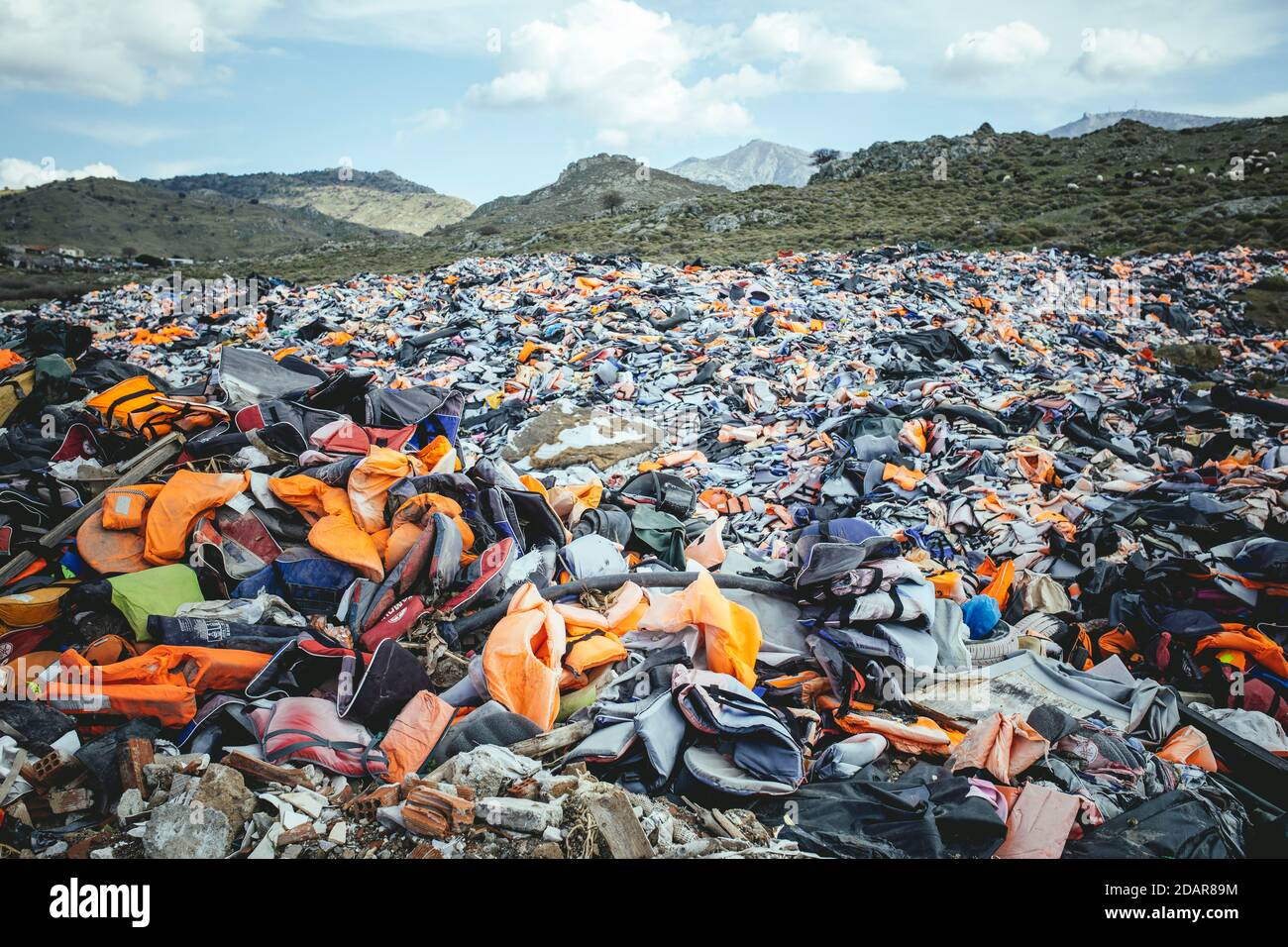 Rettungswesten auf der Mülldeponie in der Nähe von Molivos, Lesbos, Griechenland Stockfoto