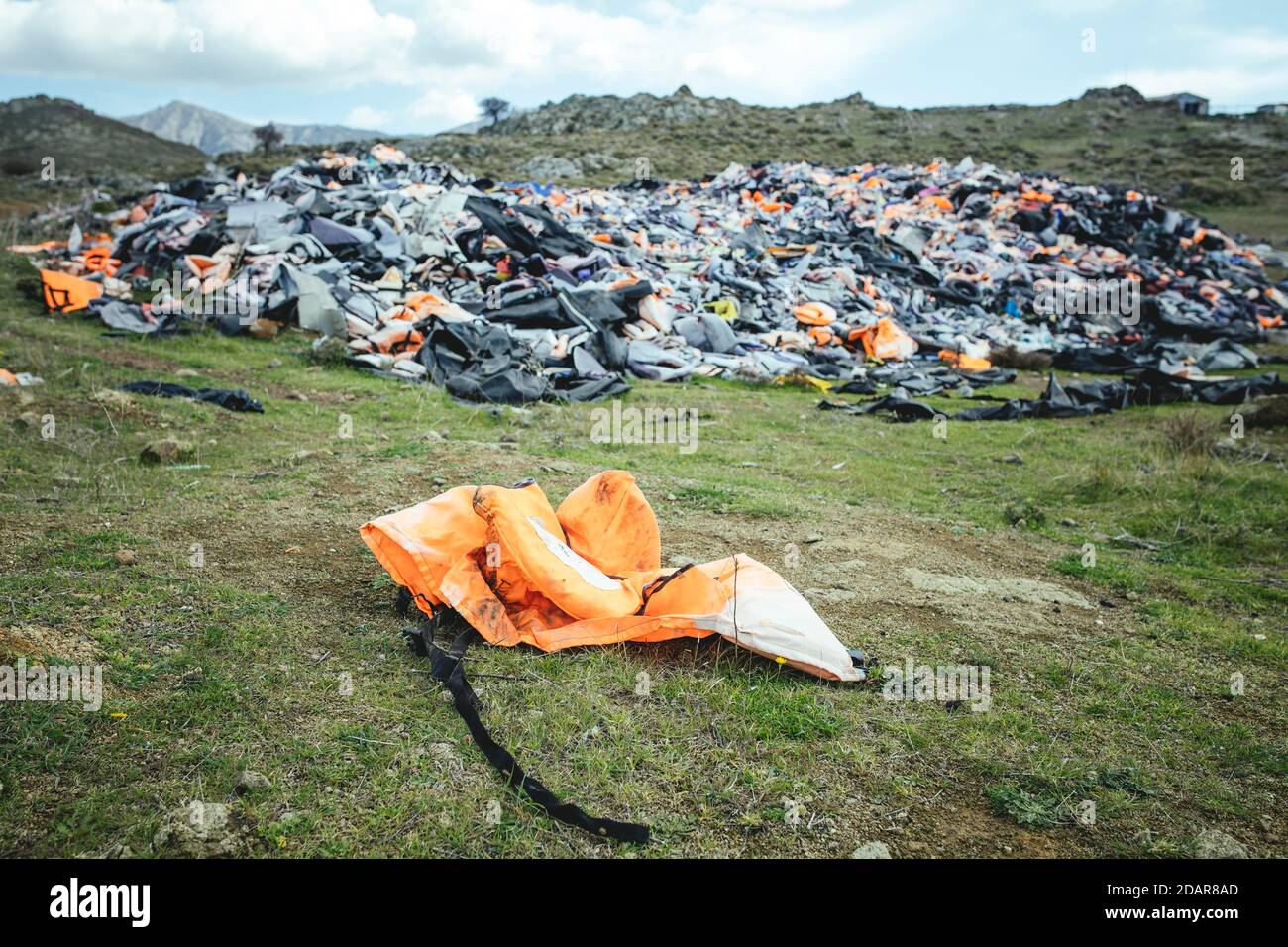 Rettungswesten auf der Mülldeponie in der Nähe von Molivos, Lesbos, Griechenland Stockfoto