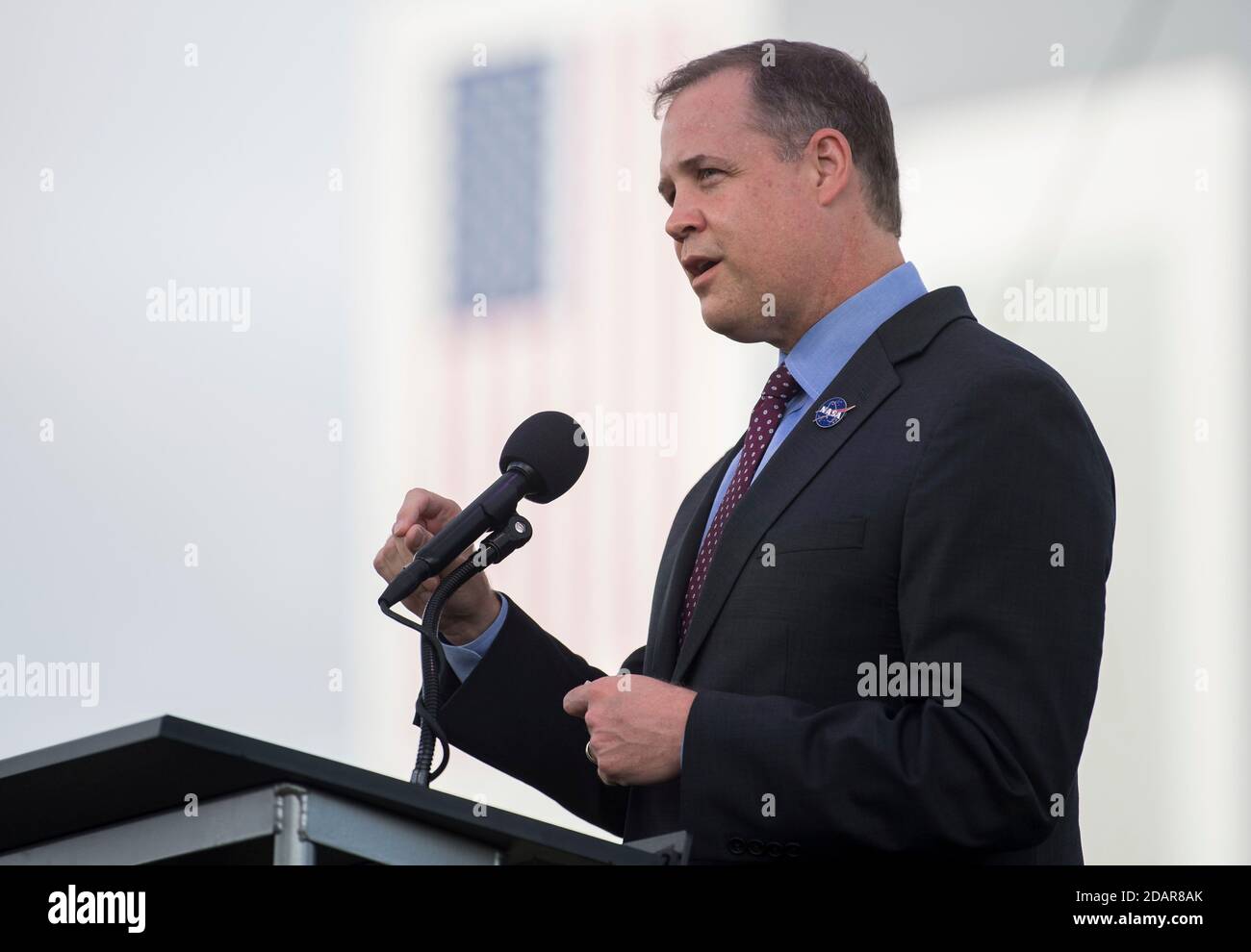 NASA-Administrator Jim Bridenstine spricht vor dem Start von Crew-1 im Kennedy Space Center am 13. November 2020 in Cape Canaveral, Florida, mit Medienvertretern während einer Pressekonferenz. Stockfoto