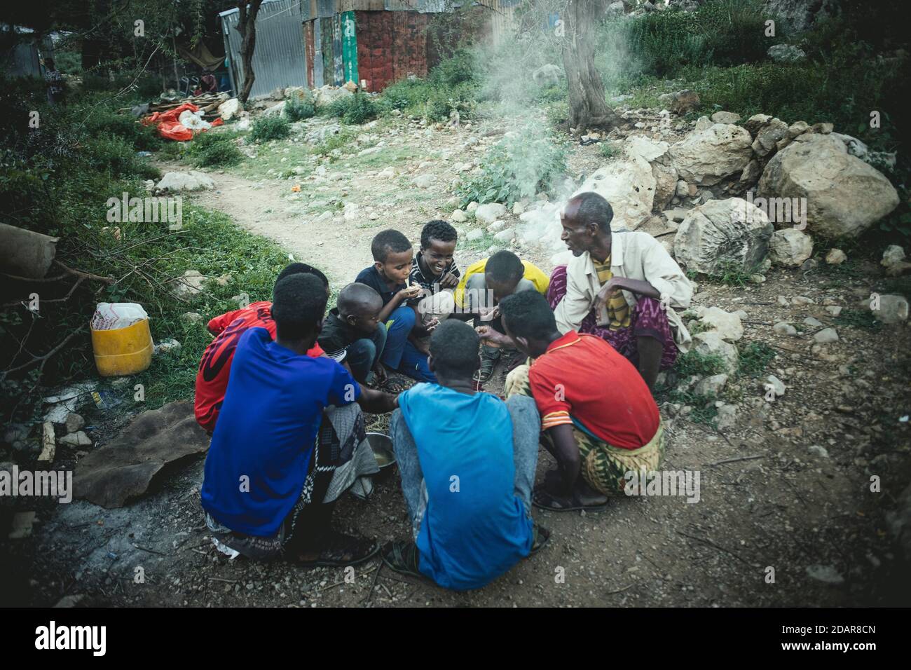 Weihrauchbauer sagte mit den Kindern der Großfamilie bei Kommunion, Madar Moge, Sanaag, Somaliland Stockfoto