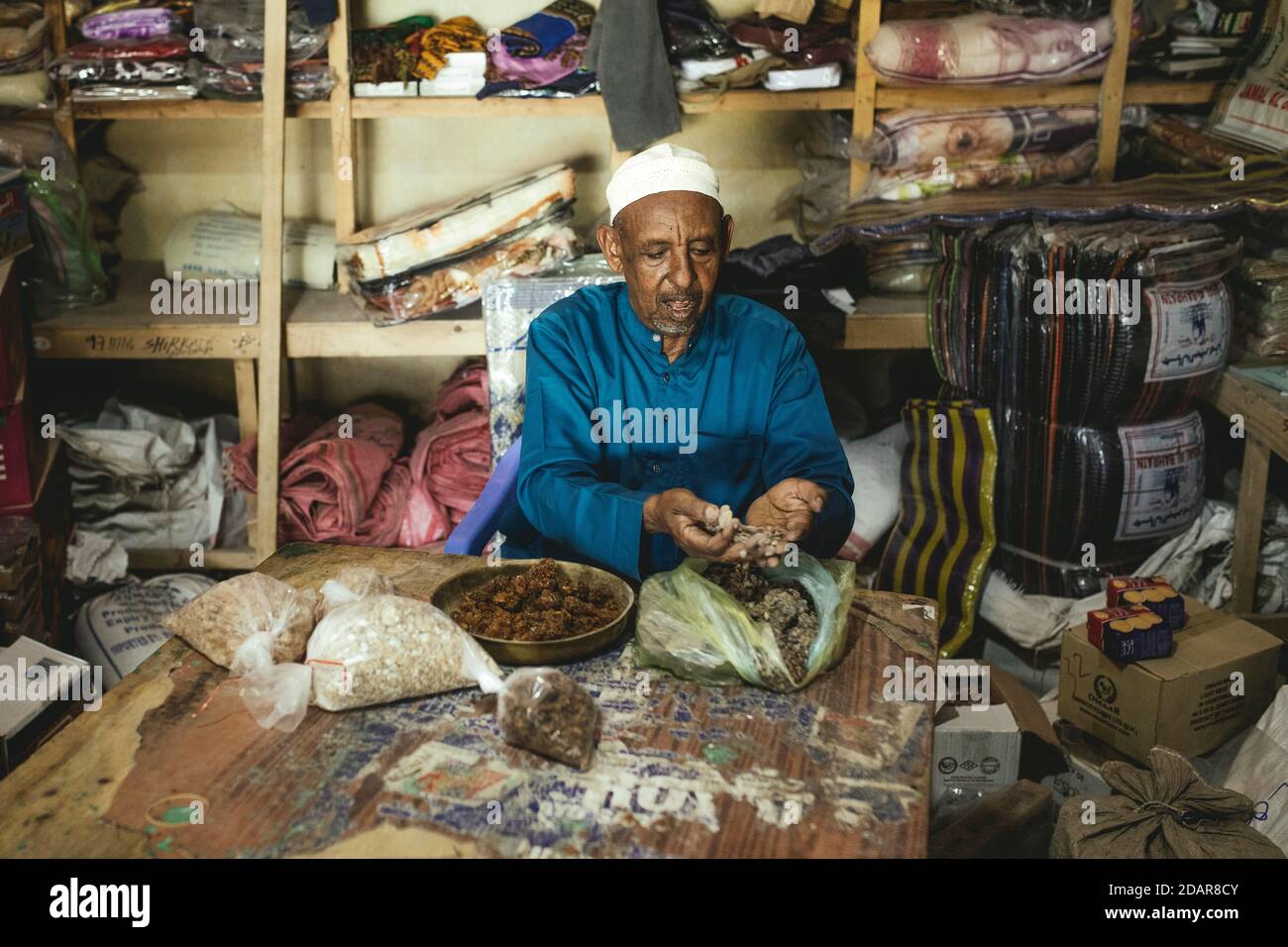 Alxaramein Geschäft, Geschäft mit einer großen Auswahl an Weihrauch, der Ladenbesitzer mit verschiedenen Arten von Weihrauch, Erigavo, Sanaag, Somaliland Stockfoto