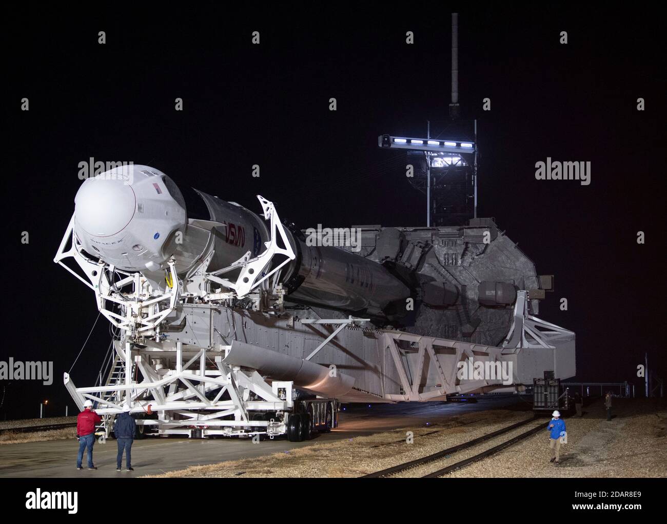 Die SpaceX Falcon 9 Rakete mit der Crew Dragon Resilience an Bord wird für den Launch Complex 39A im Kennedy Space Center am 9. November 2020 in Cape Canaveral, Florida ausgerollt. Die NASA SpaceX Crew-1 Mission ist die erste Crew-Rotation-Mission der Raumsonde SpaceX Crew Dragon zur Internationalen Raumstation. Stockfoto