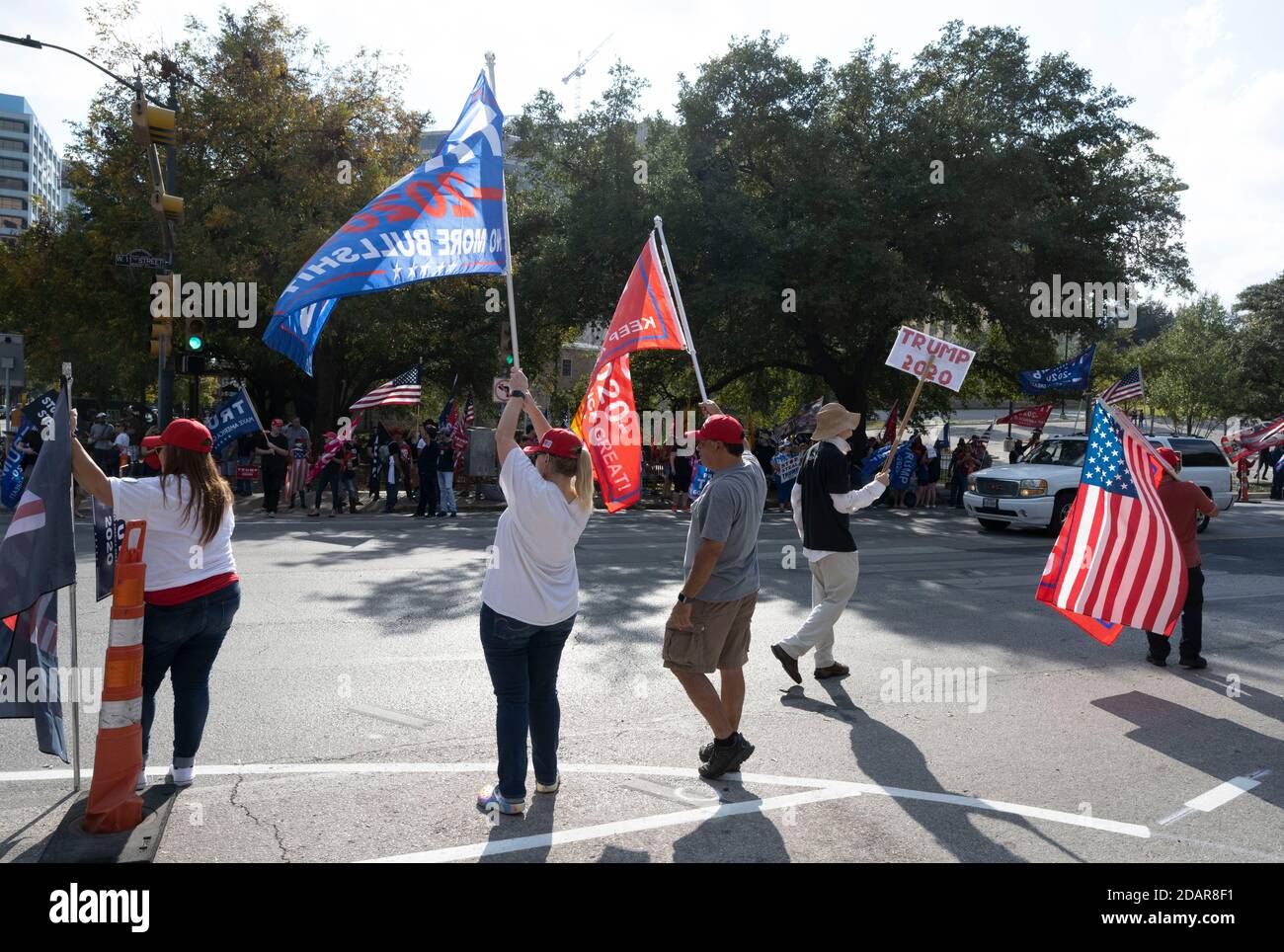 Austin, TX USA 14. November 2020: Mehrere hundert Anhänger von Präs. Donald Trump versammeln sich in der Nähe des Texas Capitol und sagen, dass der Präsident Joe Biden nicht zugeben sollte, bis Fälle von Wahlbetrug untersucht und alle Stimmen gezählt sind. Bisher sind fast zwei Wochen nach der Wahl keine weit verbreiteten Fälle illegaler Wahlen aufgetreten. Kredit: Bob Daemmrich/Alamy Live Nachrichten Stockfoto