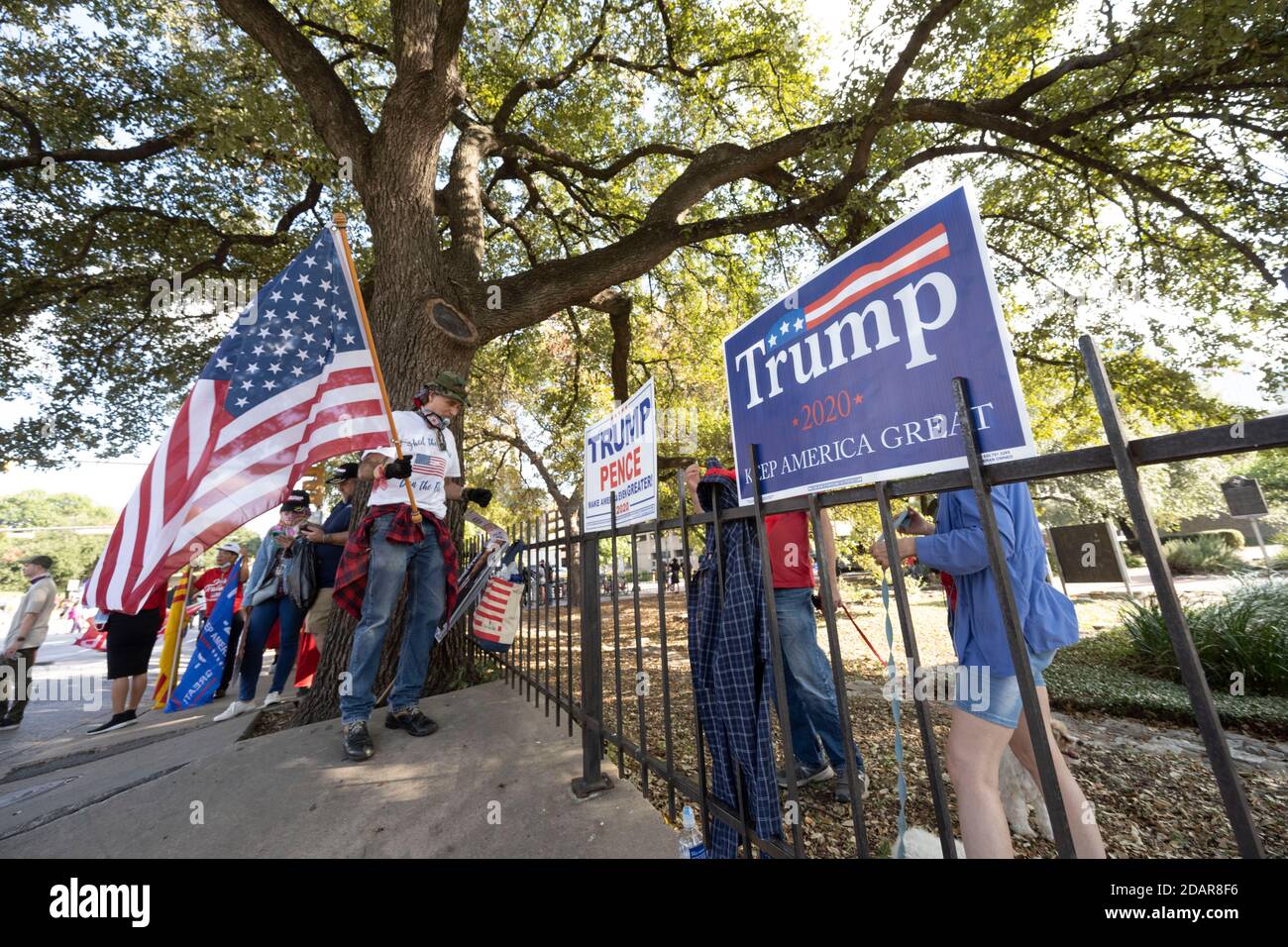 Austin, TX USA 14. November 2020: Mehrere hundert Anhänger von Präs. Donald Trump versammeln sich in der Nähe des Texas Capitol und sagen, dass der Präsident Joe Biden nicht zugeben sollte, bis Fälle von Wahlbetrug untersucht und alle Stimmen gezählt sind. Bisher sind fast zwei Wochen nach der Wahl keine weit verbreiteten Fälle illegaler Wahlen aufgetreten. Kredit: Bob Daemmrich/Alamy Live Nachrichten Stockfoto