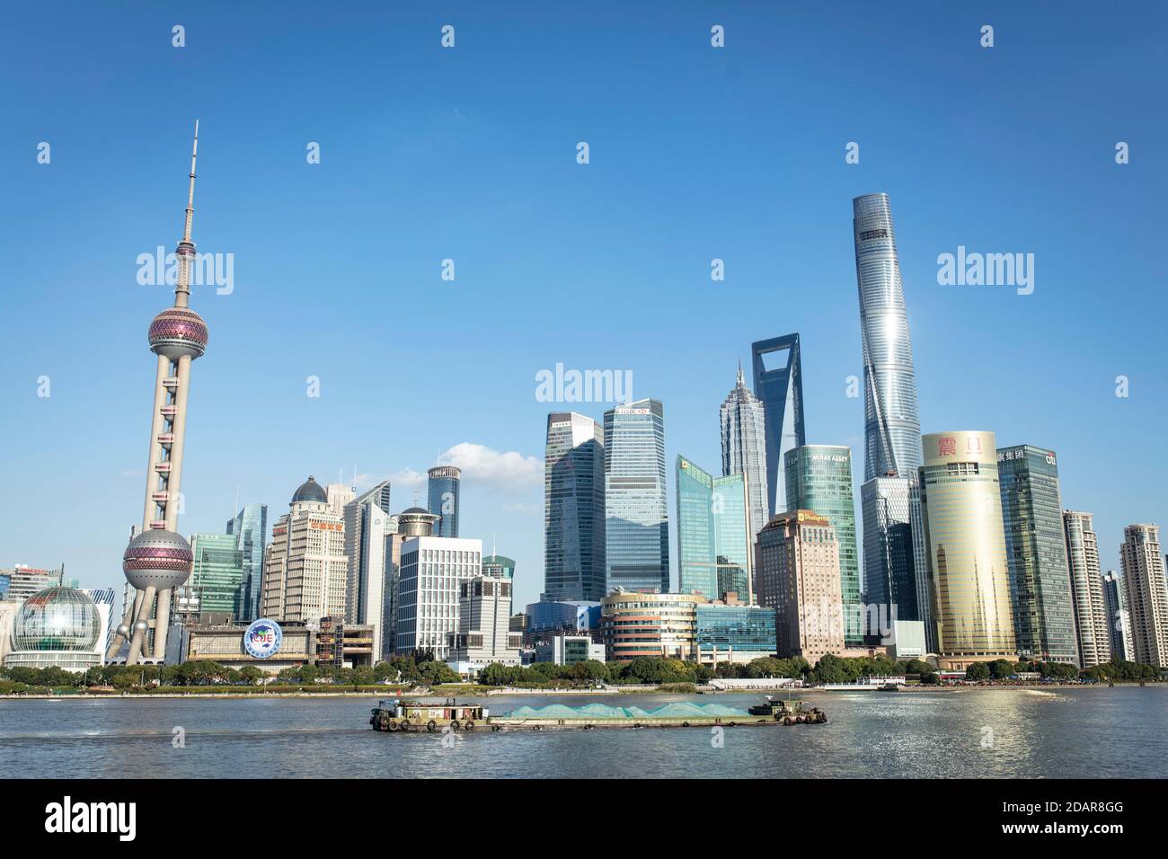 Pudong Gebiet, Special Economic Zone, Gemeinde Shanghai, am östlichen Ufer des Huang Po Flusses, Frachtschiffe, links der Oriental Pearl Tower aus Stockfoto
