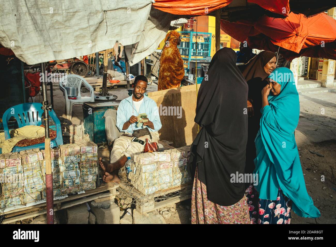 Geldwechsler auf dem Markt in Hargeissa, Somaliland Stockfoto