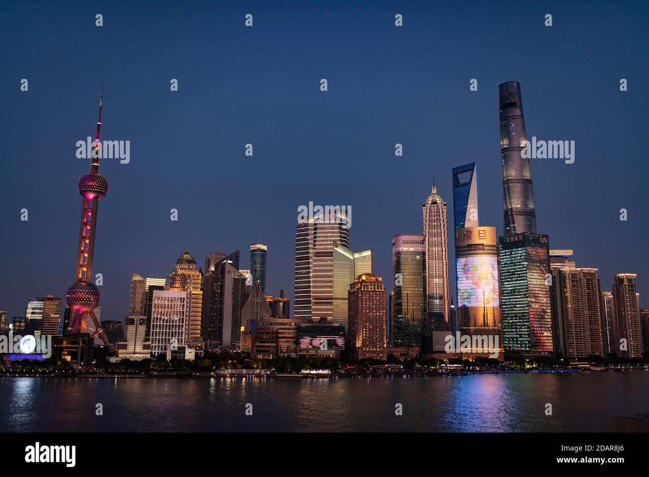 Pudong Gebiet, Sonderwirtschaftszone, Gemeinde Shanghai, am östlichen Ufer des Huang Po Flusses, in der Nacht sind die Gebäude beleuchtet, links die Stockfoto