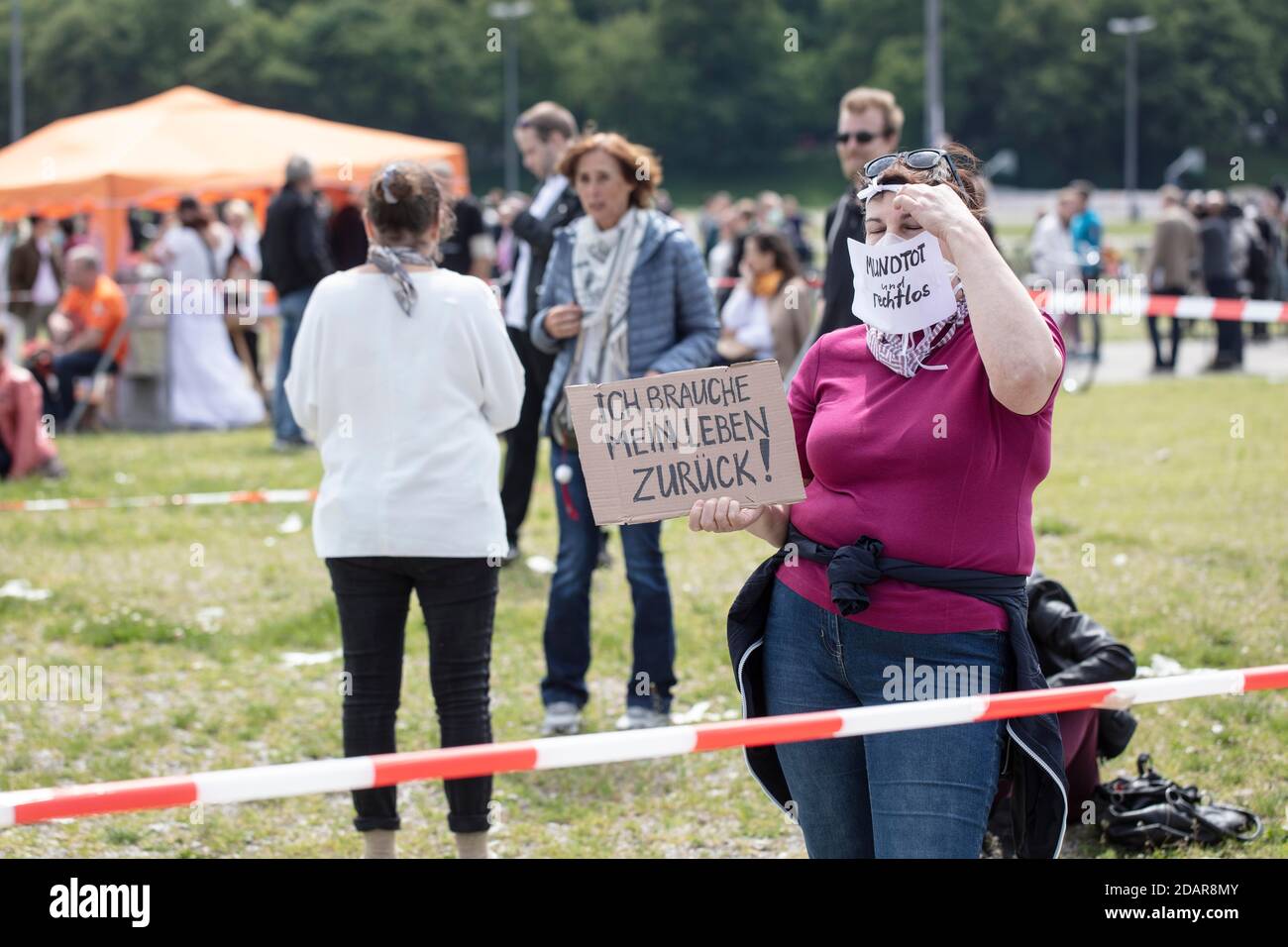 Demonstration gegen Coronamaßnahmen am 16. Mai 2020 in Theresienwiese, München, Bayern, Deutschland Stockfoto