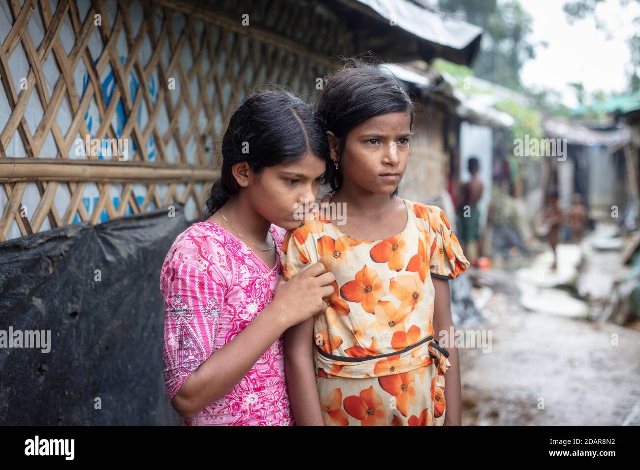 Rohingya Mädchen, bei einem Angriff auf ihr Heimatdorf verloren sie ihre Eltern, die ältere der beiden wurde auf der Flucht, mit Hilfe eines Onkels Stockfoto