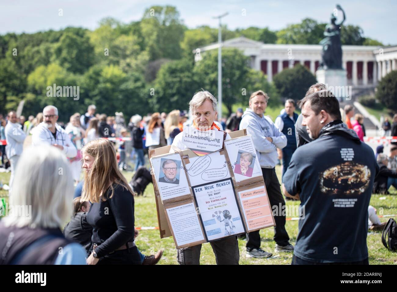 Demonstration gegen Coronamaßnahmen am 16. Mai 2020 in Theresienwiese, München, Bayern, Deutschland Stockfoto