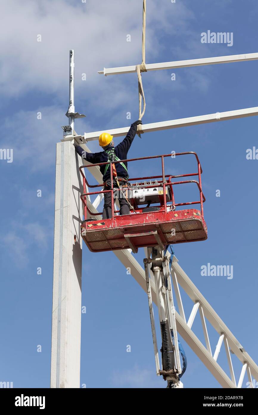 Bauarbeiter auf Arbeitsbühne, Montage der Dachkonstruktion einer Logistikhalle, Duisburg, Nordrhein-Westfalen, Deutschland Stockfoto