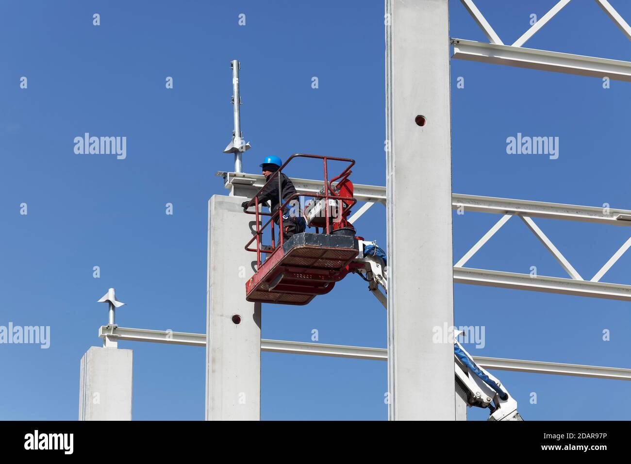 Bauarbeiter auf Arbeitsbühne, Montage der Dachkonstruktion einer Logistikhalle, Duisburg, Nordrhein-Westfalen, Deutschland Stockfoto