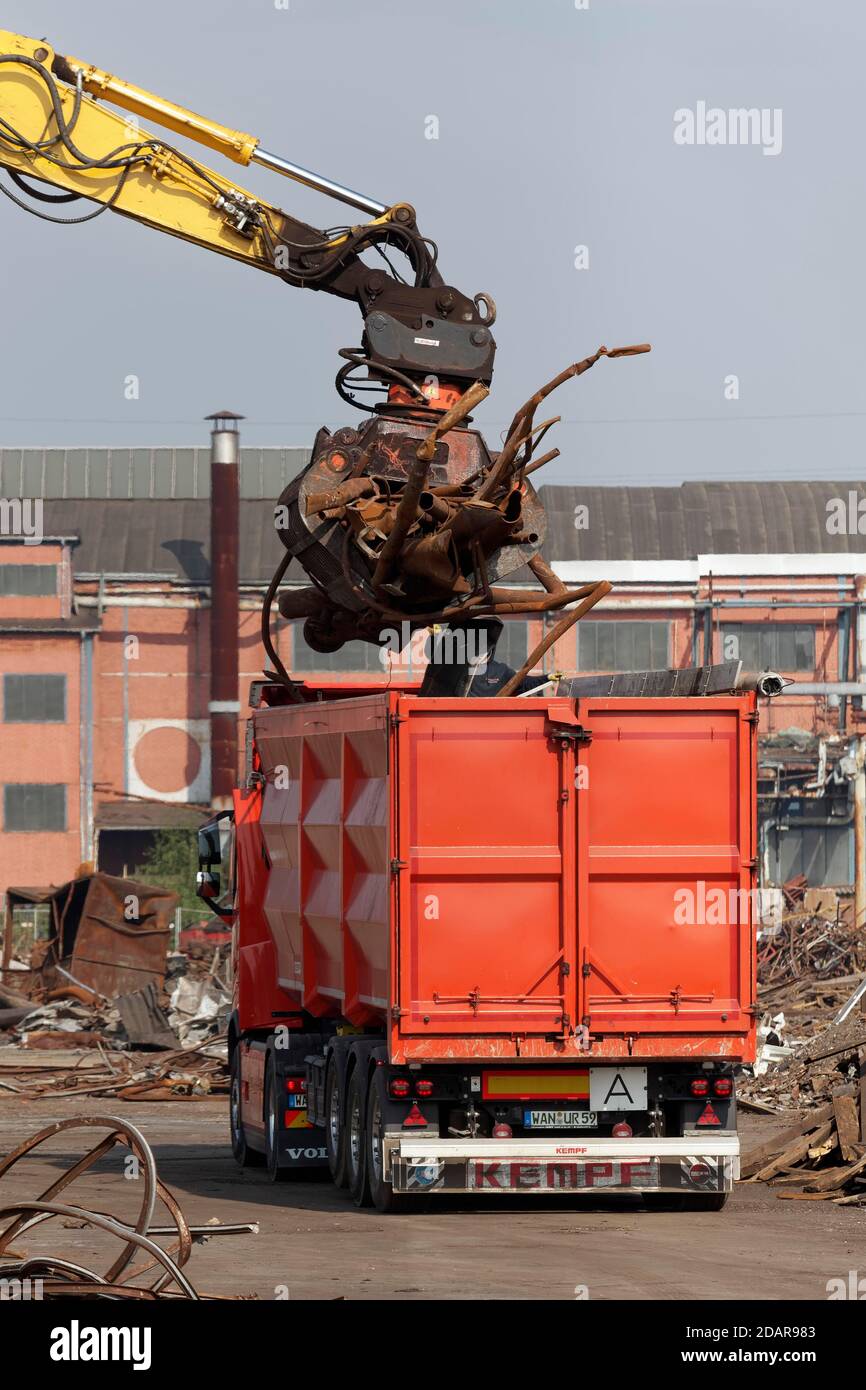 Bagger belädt Metallschrott auf LKW, Abriss einer Industriehalle, Duisburg, Nordrhein-Westfalen, Deutschland Stockfoto