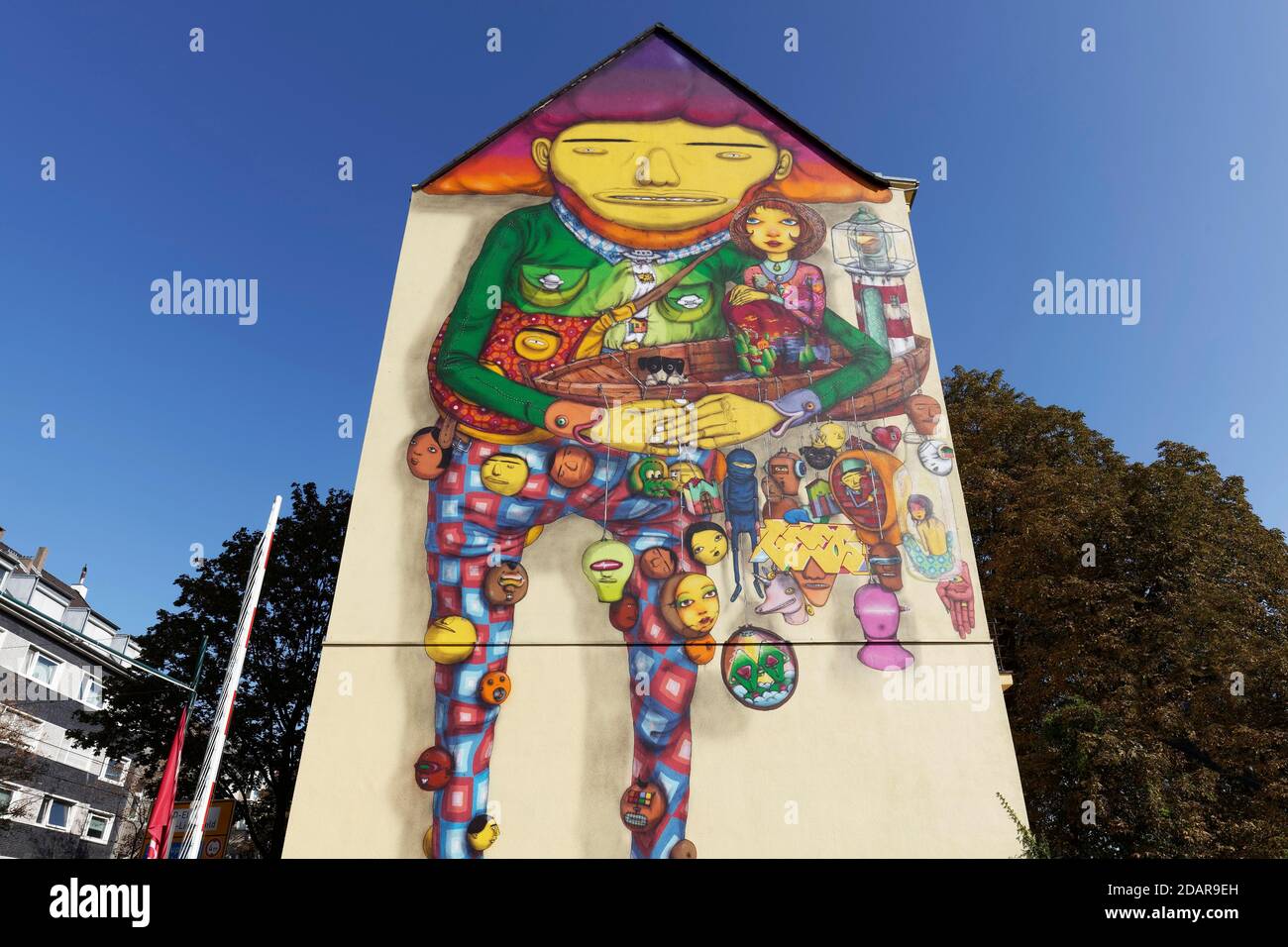 Fröhlicher Riese im Spielanzug, surreale Figur, Wandbild des brasilianischen Streetart-Künstlerduos OS Gemeos, Düsseldorf, Nordrhein-Westfalen, Deutschland Stockfoto