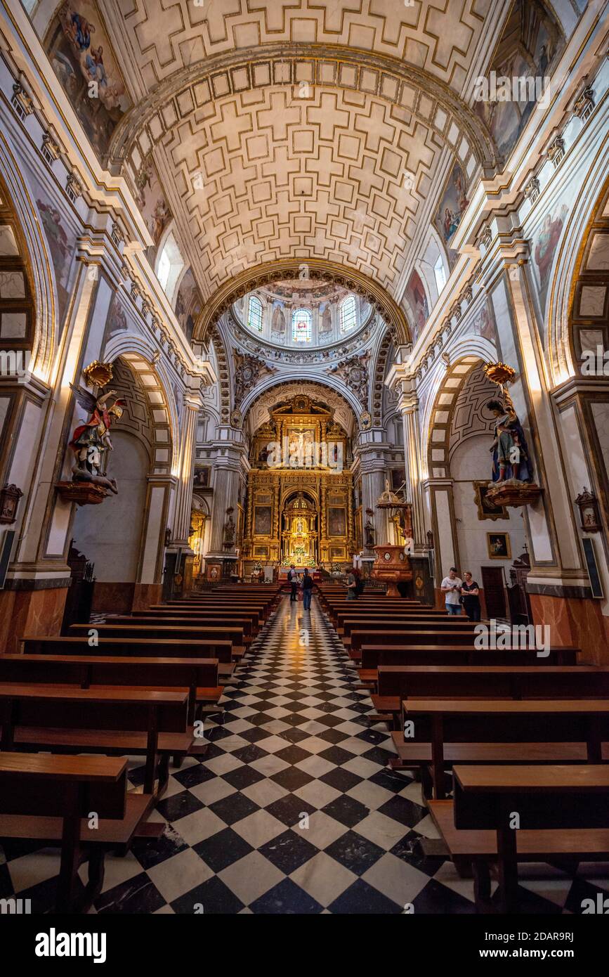 Kirchenschiff mit Chor, Decke mit Gold und Ornamenten verziert, Parroquia de Santos Justo y Pastor, Granada, Andalusien, Spanien Stockfoto