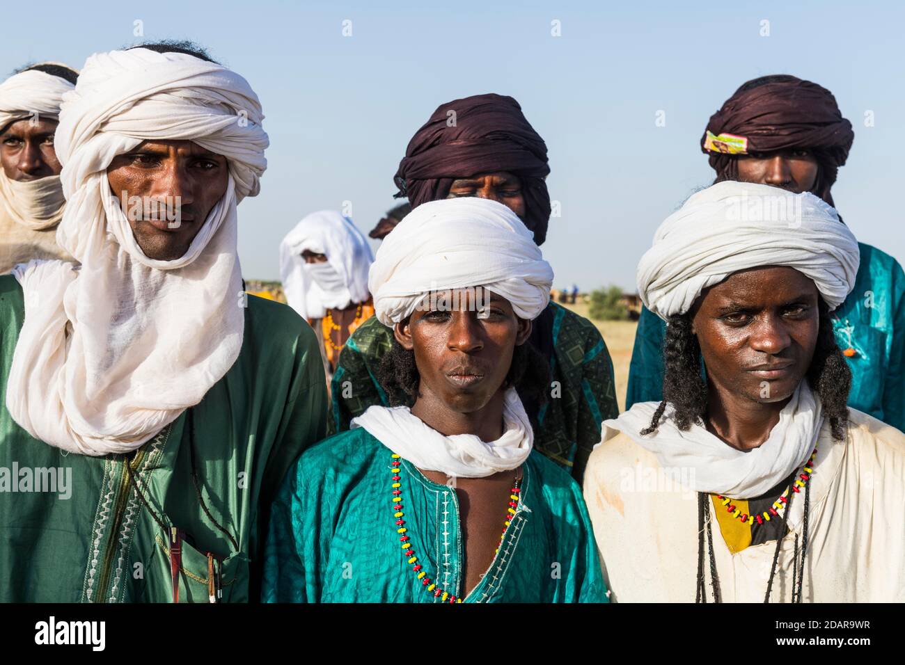 Junge Männer, die zum Gerewol-Fest, dem Balzritualwettbewerb unter den Woodaabe-Fula-Leuten, Niger, eintreffen Stockfoto