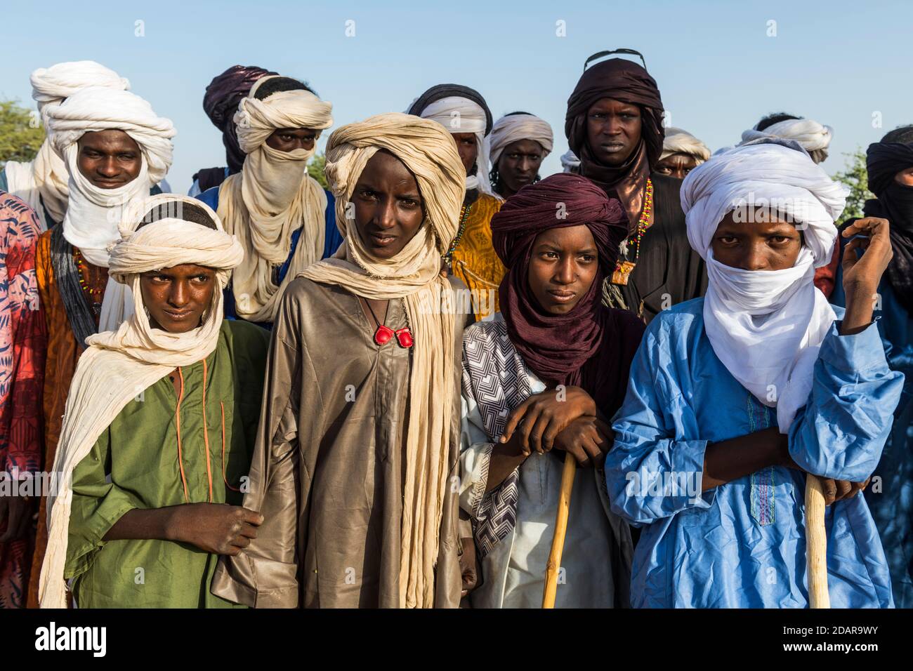 Junge Männer, die zum Gerewol-Fest, dem Balzritualwettbewerb unter den Woodaabe-Fula-Leuten, Niger, eintreffen Stockfoto