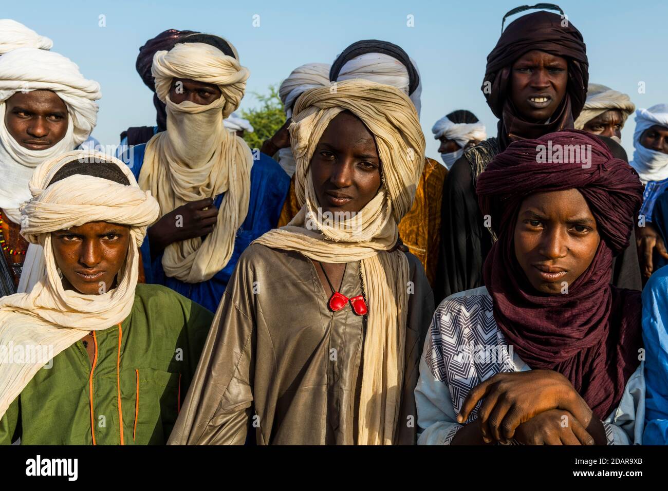 Junge Männer, die zum Gerewol-Fest, dem Balzritualwettbewerb unter den Woodaabe-Fula-Leuten, Niger, eintreffen Stockfoto