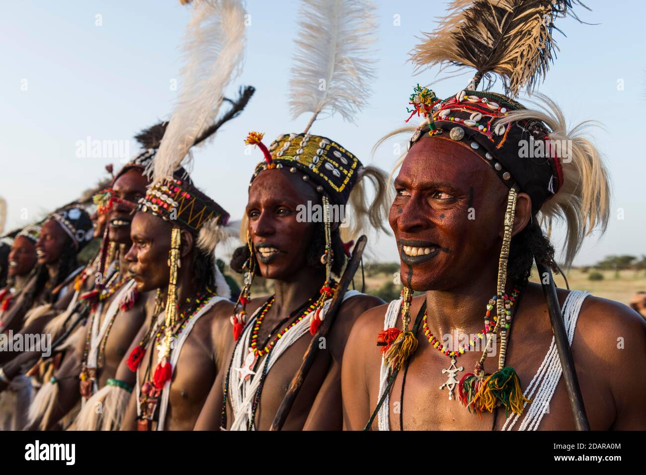 Wodaabe-Bororo-Männer mit Gesichtern beim jährlichen Gerewol-Fest, Balzritualwettbewerb unter den Woodaabe-Fula-Menschen, Niger Stockfoto