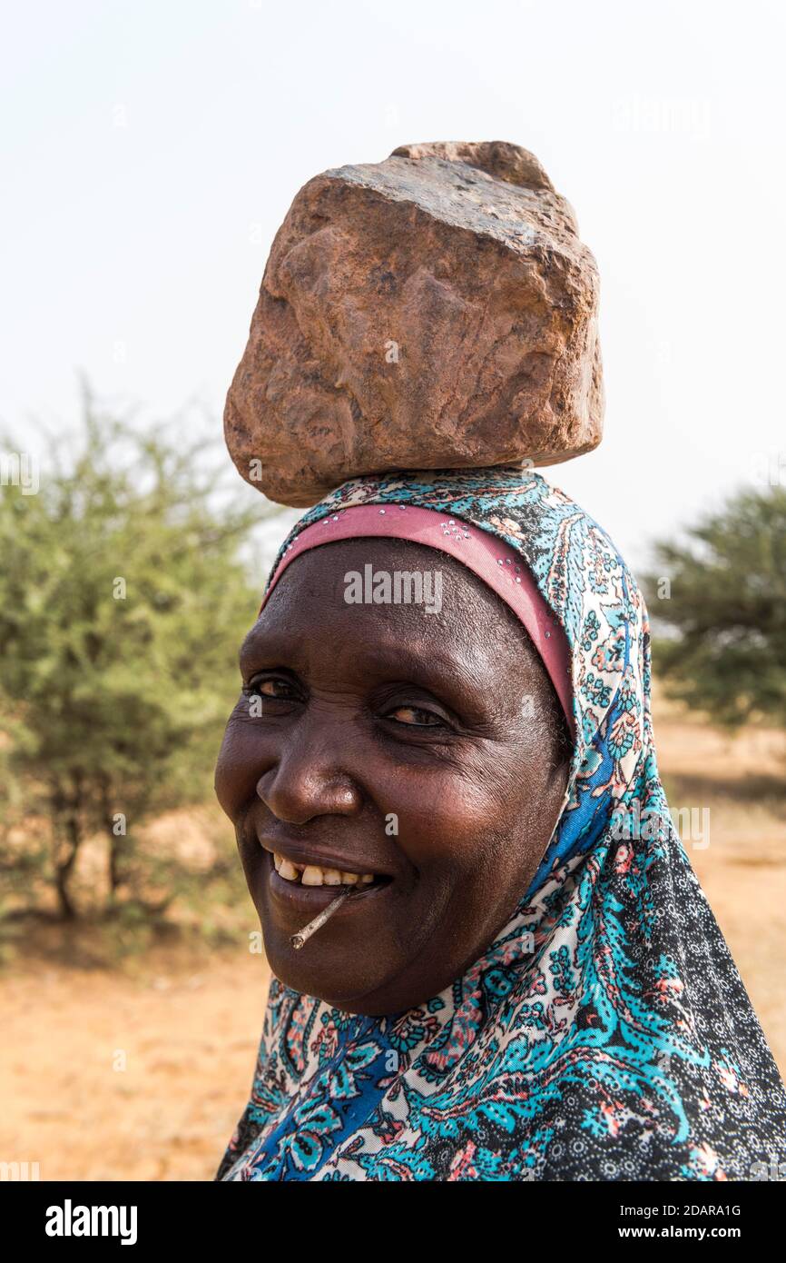 Frau mit einem Stein auf dem Kopf, Gerewol-Fest, Balzritualwettbewerb unter den Woodaabe-Fula-Leuten, Niger Stockfoto