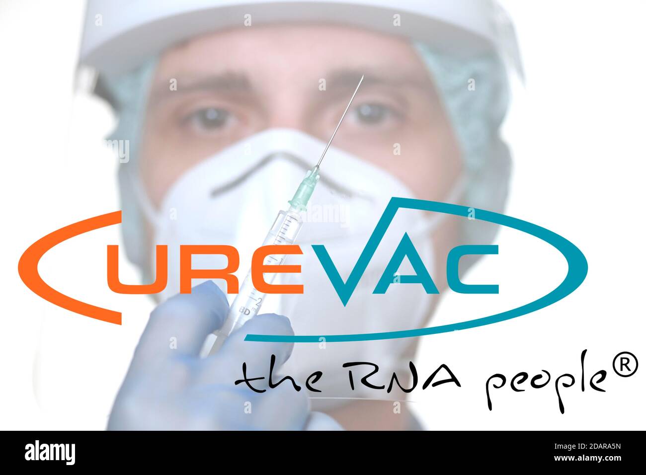 Symbolbild Corona-Impfstoff der Firma CUREVAC, Mann mit Spritze, Corona-Krise, Baden-Württemberg, Deutschland Stockfoto
