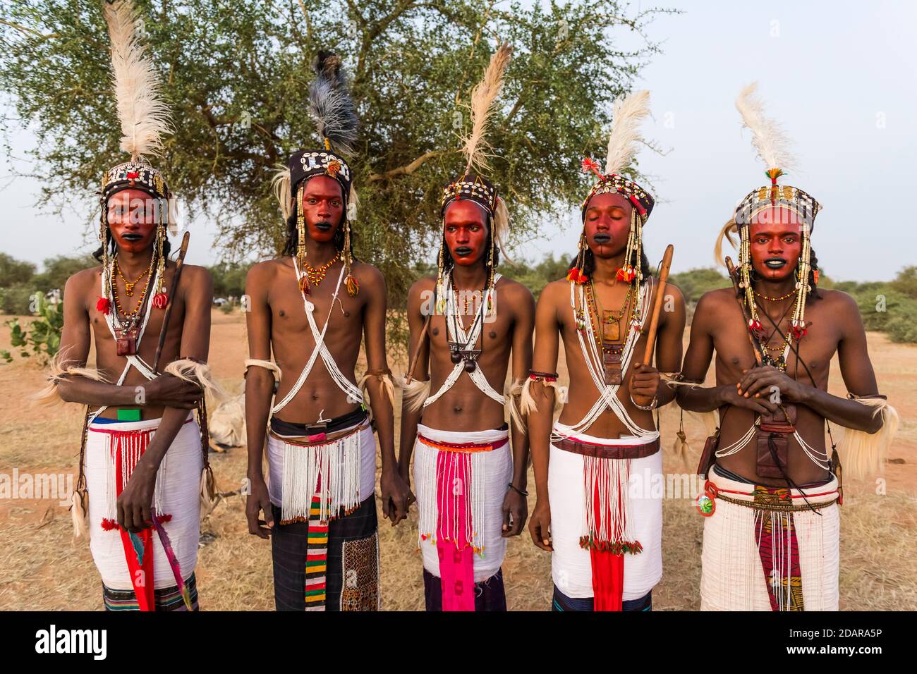 Wodaabe-Bororo-Männer mit Gesichtern beim jährlichen Gerewol-Fest, Balzritualwettbewerb unter den Woodaabe-Fula-Menschen, Niger Stockfoto