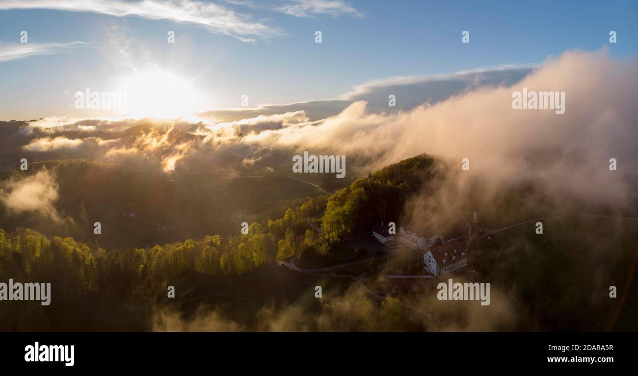 Abendstimmung mit Wolken über der Frohburg, Drohnenbild, Hauenstein, Solothurn, Schweiz Stockfoto